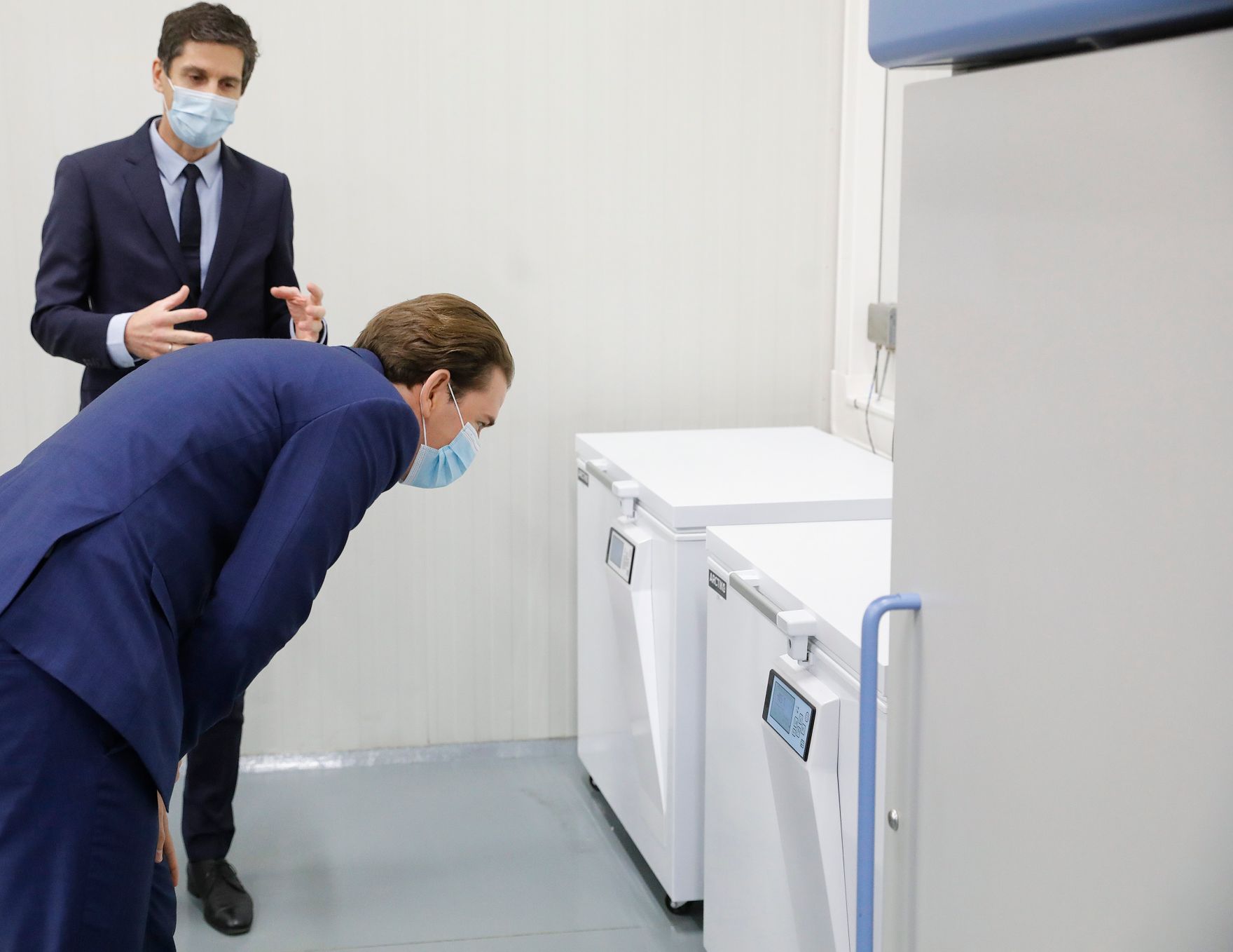 Am 27. November 2020 besuchte Bundeskanzler Sebastian Kurz (r.) das Unternehmen Kwizda in Leopoldsdorf.