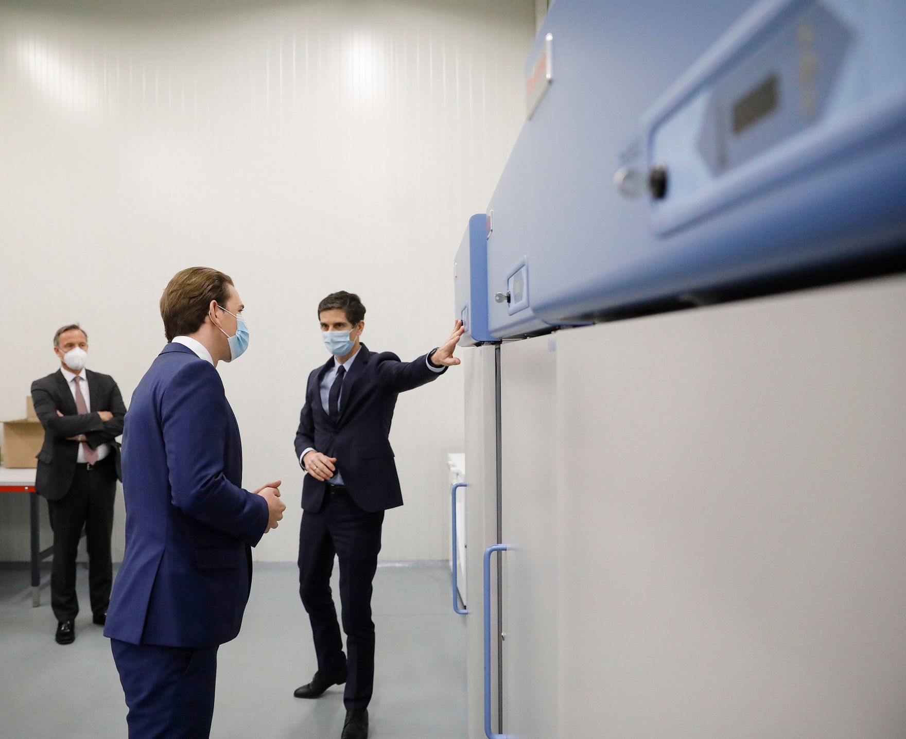 Am 27. November 2020 besuchte Bundeskanzler Sebastian Kurz (m.) das Unternehmen Kwizda in Leopoldsdorf.