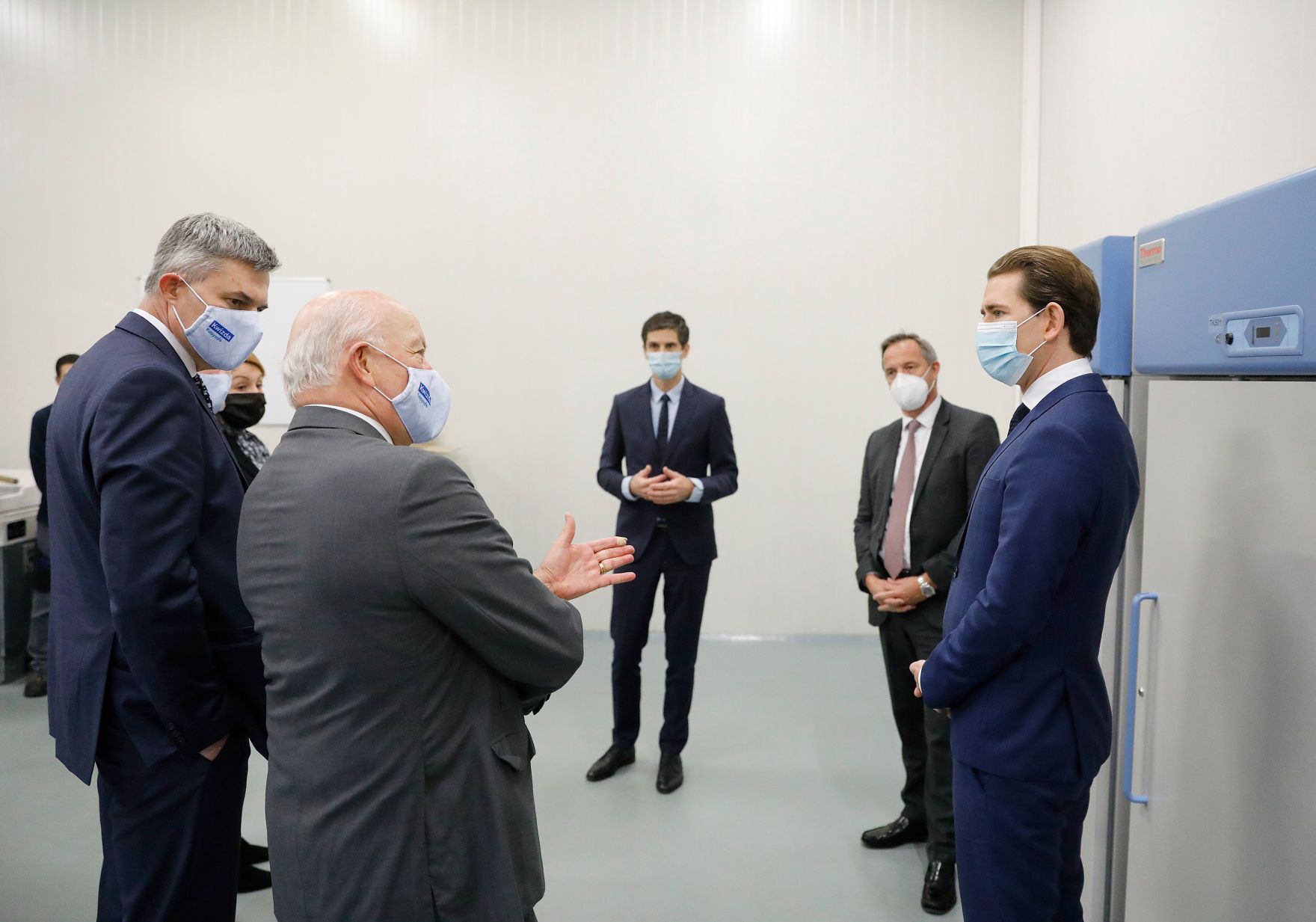 Am 27. November 2020 besuchte Bundeskanzler Sebastian Kurz (r.) das Unternehmen Kwizda in Leopoldsdorf.