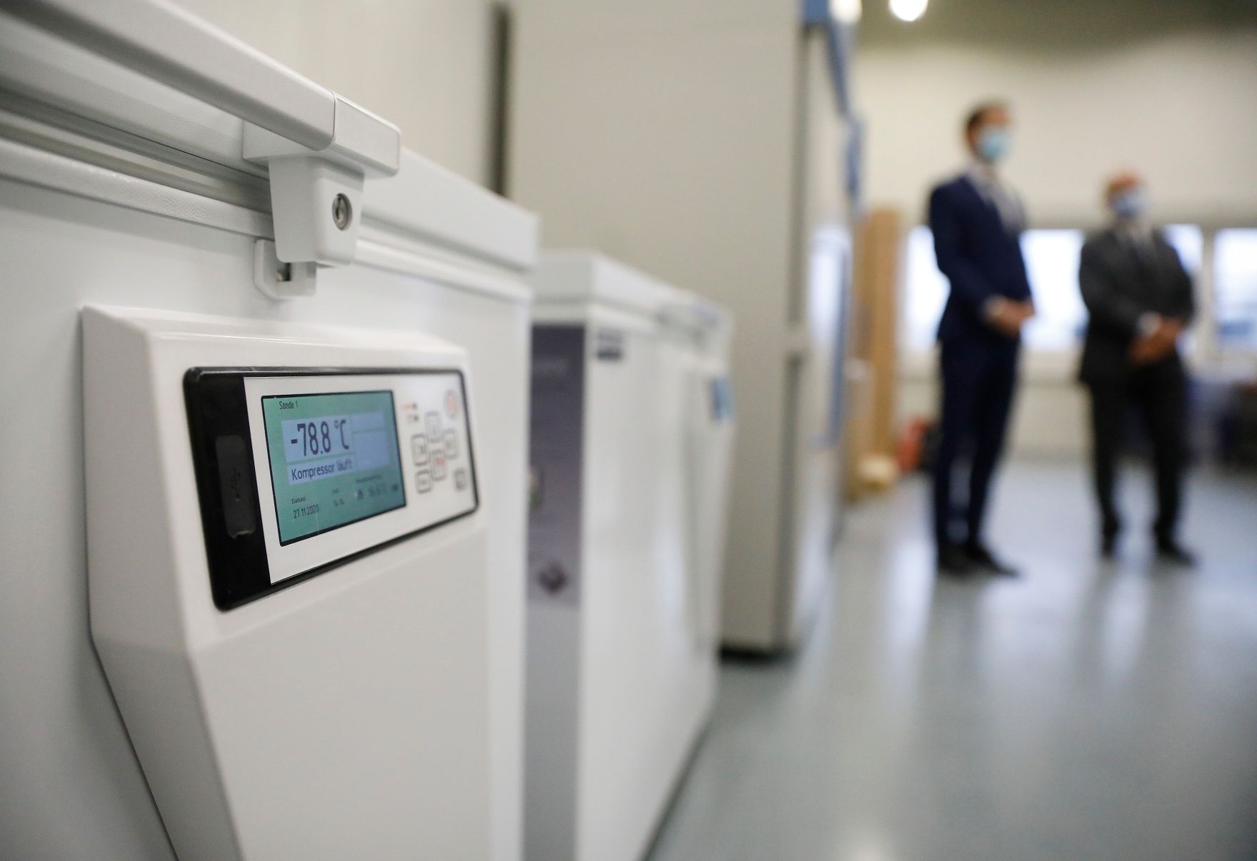 Am 27. November 2020 besuchte Bundeskanzler Sebastian Kurz (l.) das Unternehmen Kwizda in Leopoldsdorf.