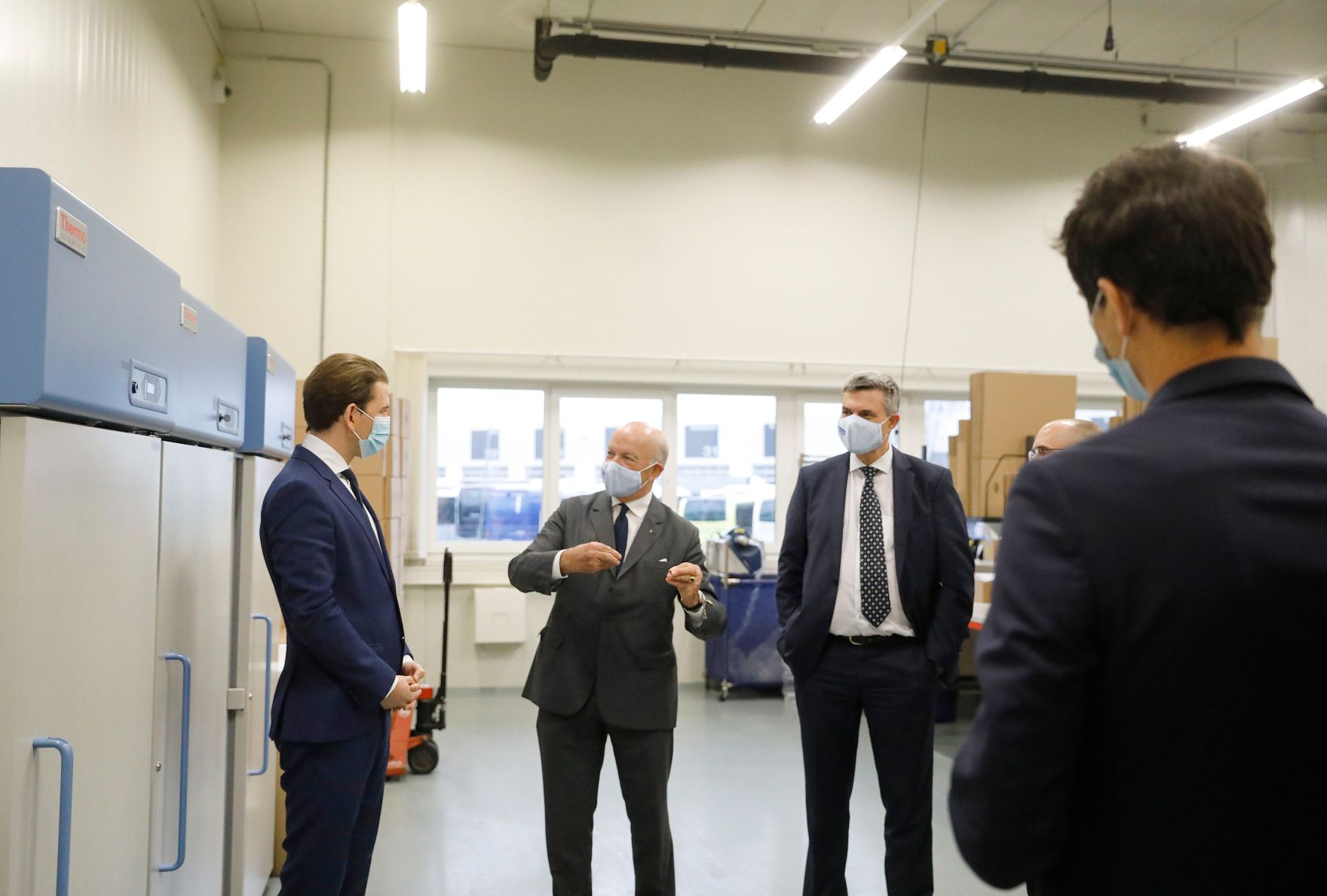 Am 27. November 2020 besuchte Bundeskanzler Sebastian Kurz (l.) das Unternehmen Kwizda in Leopoldsdorf.