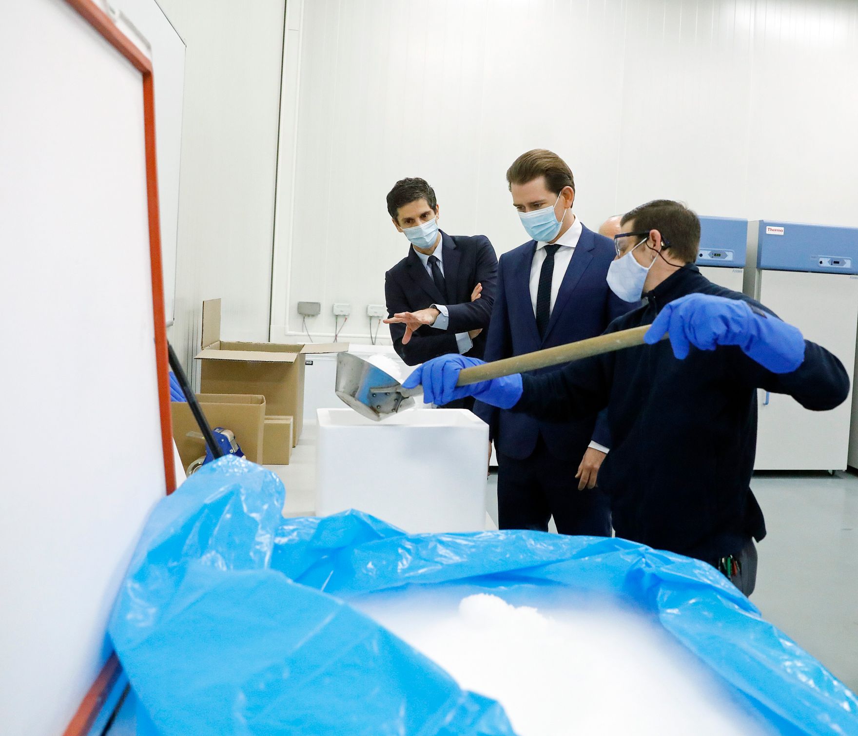 Am 27. November 2020 besuchte Bundeskanzler Sebastian Kurz (m.) das Unternehmen Kwizda in Leopoldsdorf.