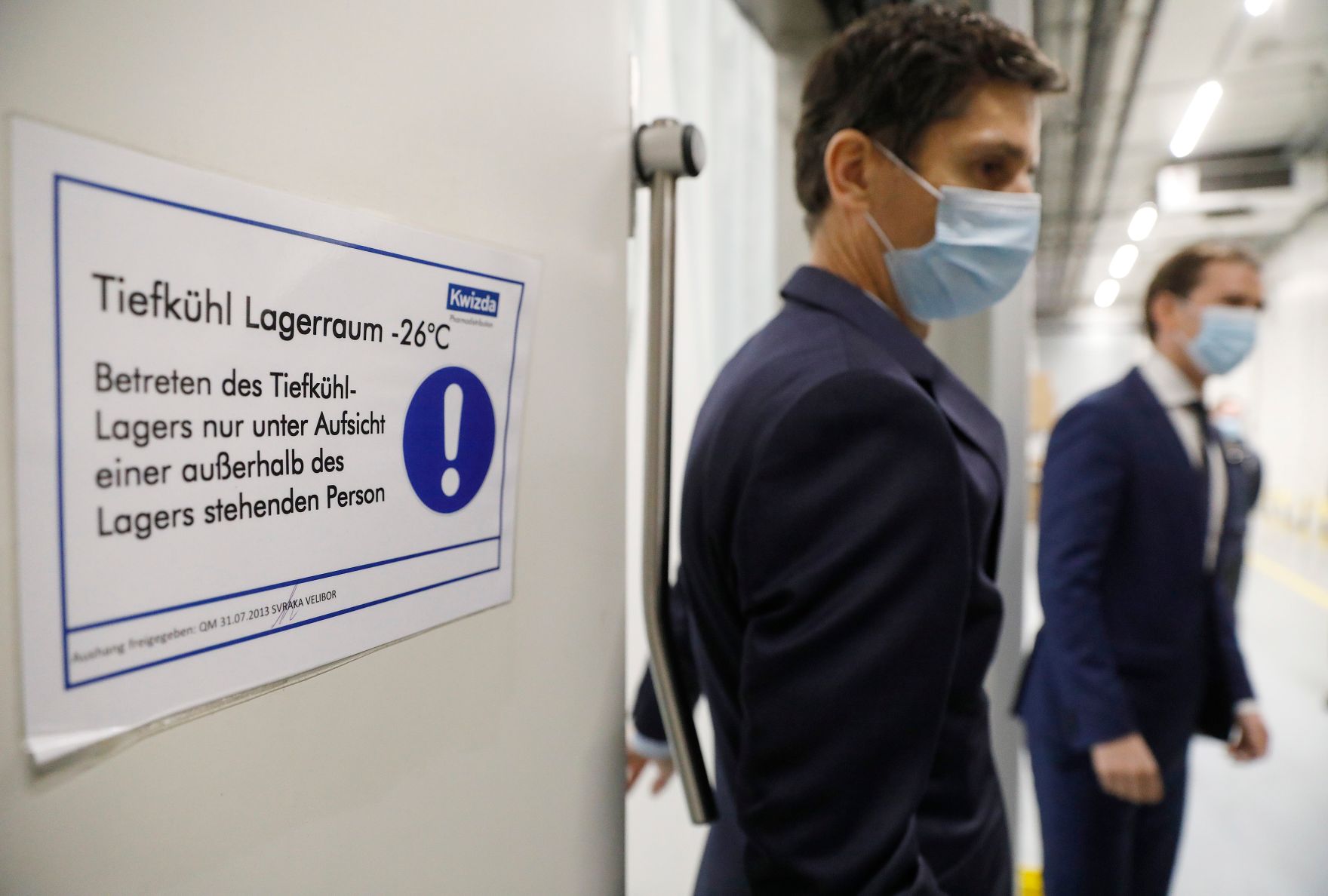 Am 27. November 2020 besuchte Bundeskanzler Sebastian Kurz (r.) das Unternehmen Kwizda in Leopoldsdorf.