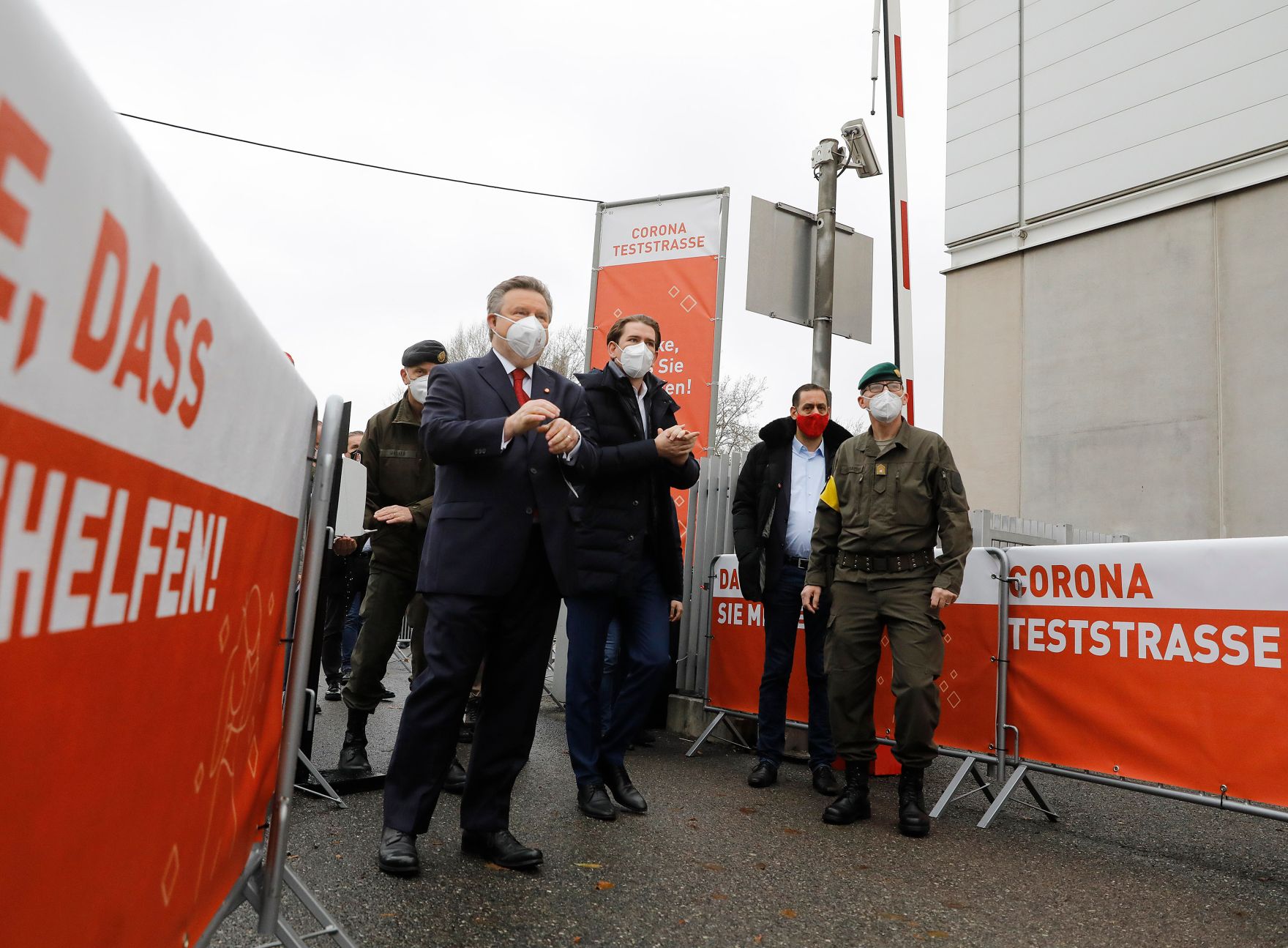 Am 7. Dezember 2020 besuchte Bundeskanzler Sebastian Kurz gemeinsam mit B&uuml;rgermeister Michael Ludwig die Corona Teststrasse Messe Wien.