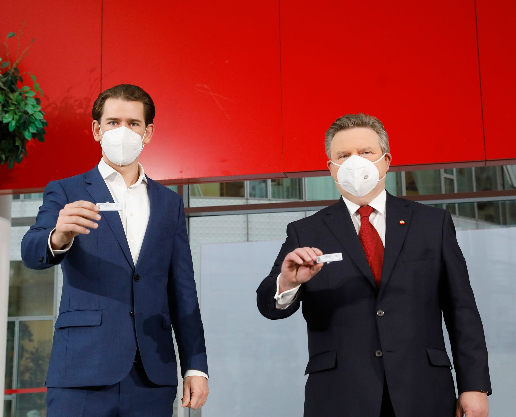 Am 7. Dezember 2020 besuchte Bundeskanzler Sebastian Kurz (l.) gemeinsam mit B&uuml;rgermeister Michael Ludwig (r.) die Corona Teststrasse Messe Wien.