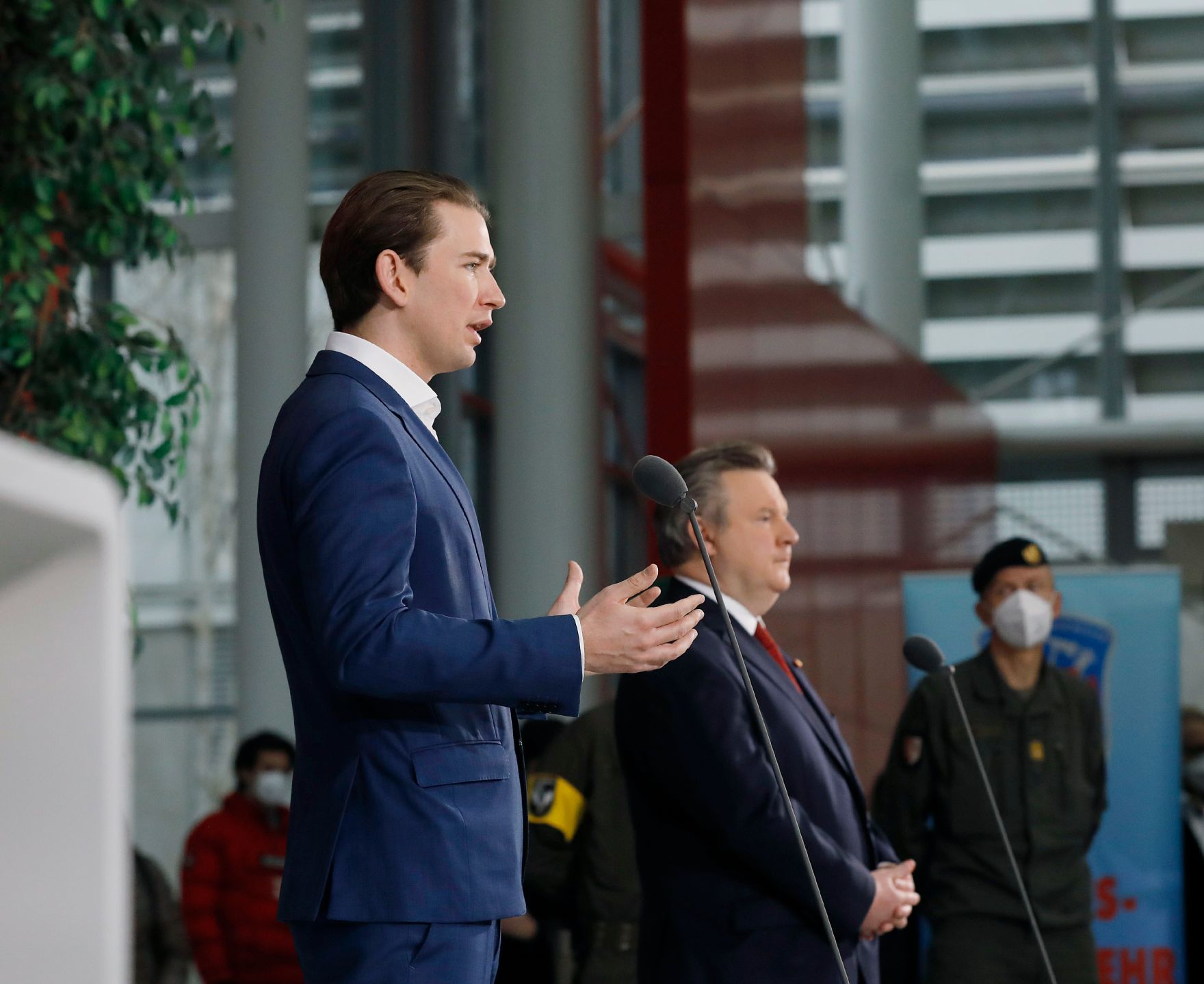 Am 7. Dezember 2020 besuchte Bundeskanzler Sebastian Kurz (l.) gemeinsam mit B&uuml;rgermeister Michael Ludwig (r.) die Corona Teststrasse Messe Wien.