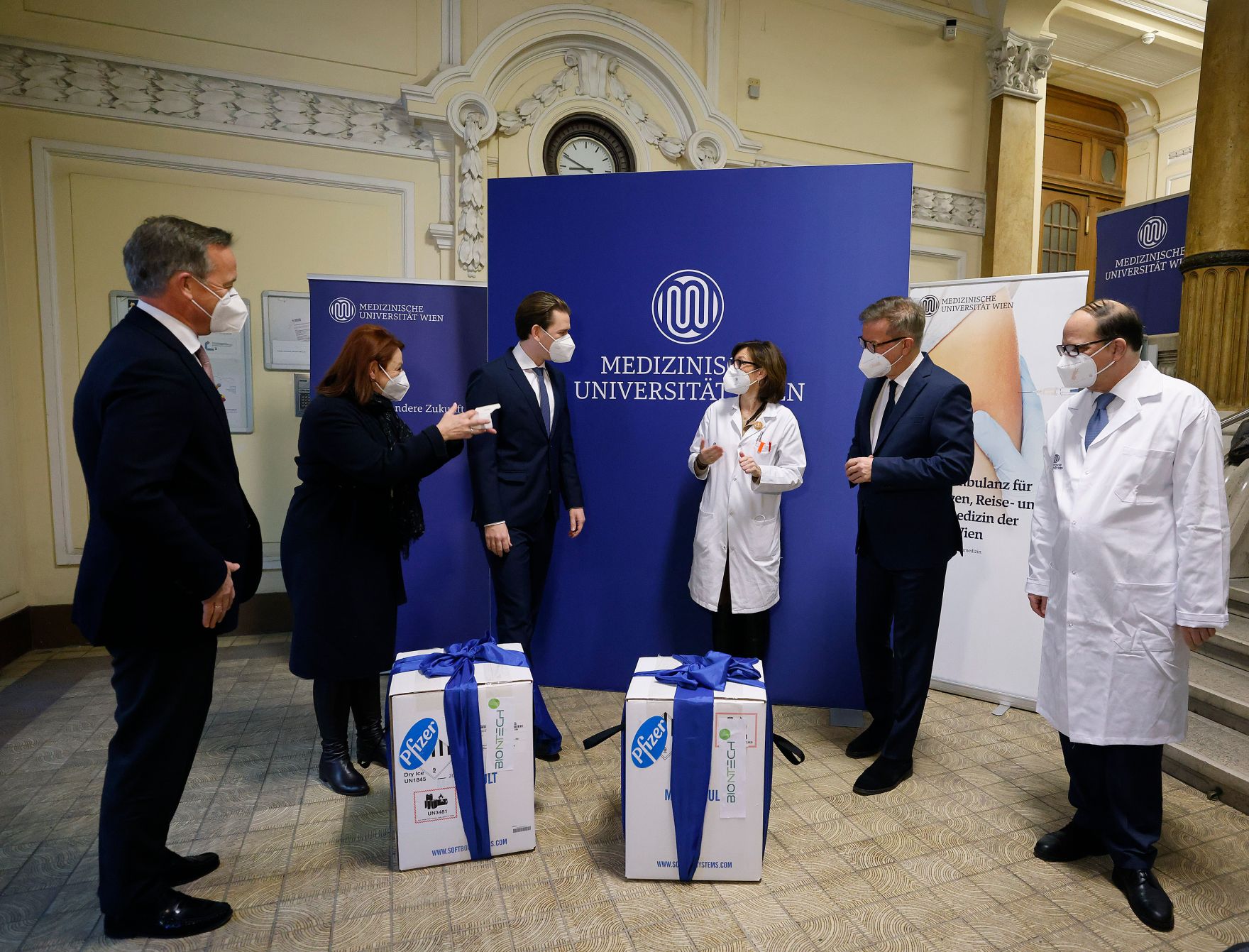 Am 27. Dezember 2020 nahm Bundeskanzler Sebastian Kurz (m.l.) an der ersten Corona Impfung an Frau Theresia Hofer teil. Im Bild mit Bundesminister Rudolf Anschober (m.r.).