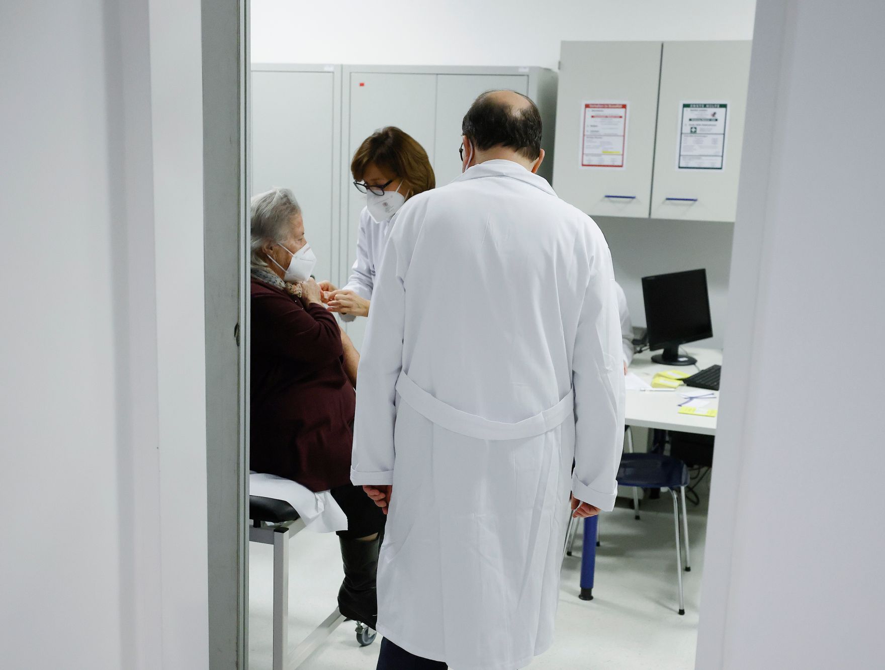 Am 27. Dezember 2020 nahm Bundeskanzler Sebastian Kurz an der ersten Corona Impfung an Frau Theresia Hofer (l.) teil.