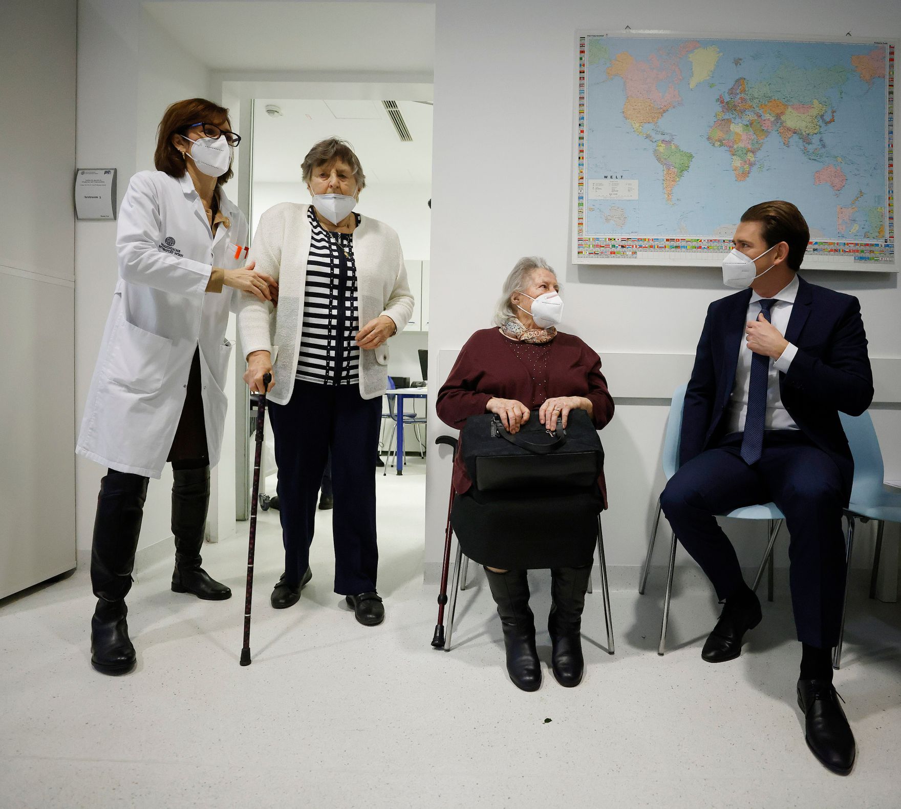 Am 27. Dezember 2020 nahm Bundeskanzler Sebastian Kurz (r.) an der ersten Corona Impfung an Frau Theresia Hofer (m.r.) teil.