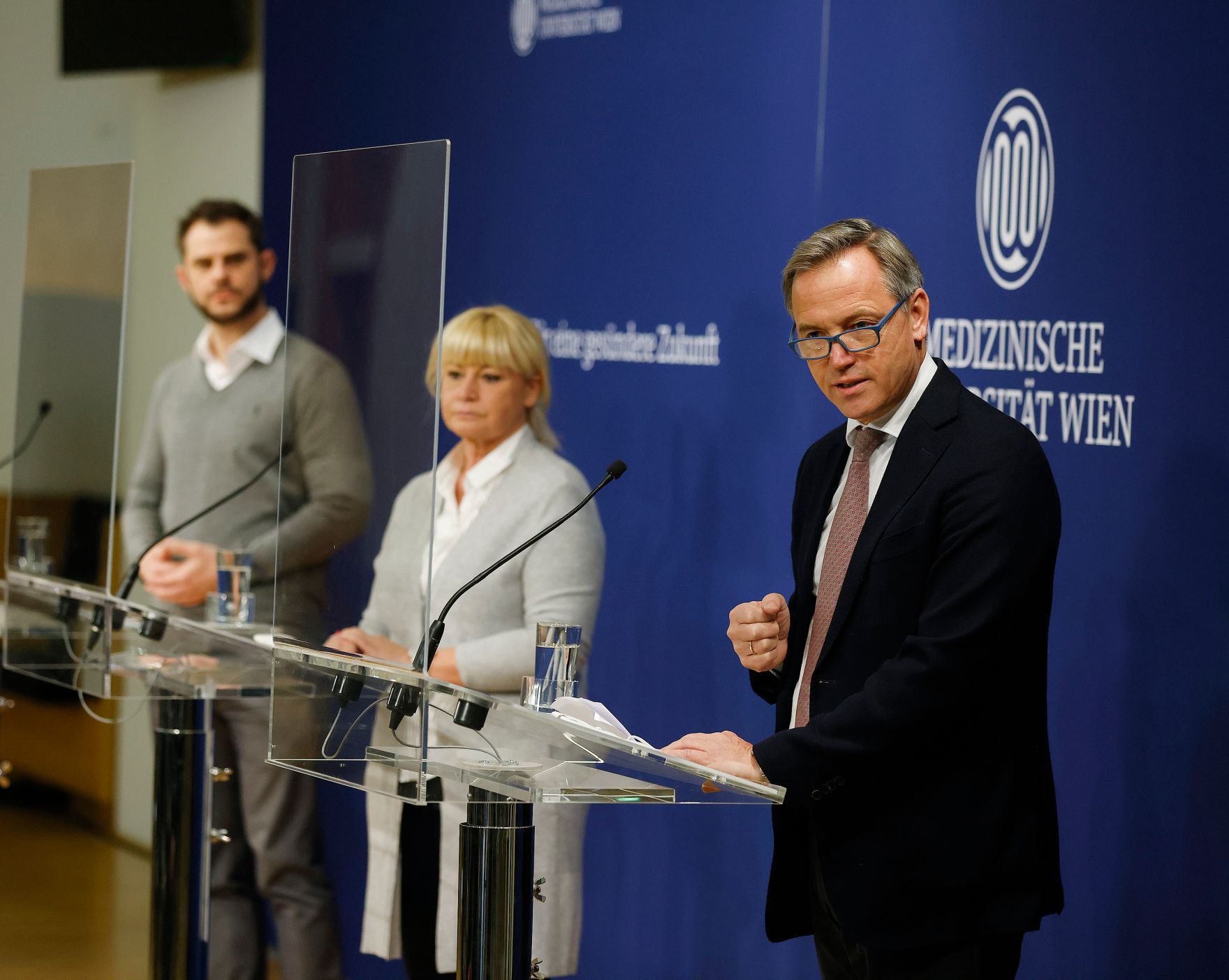 Am 27. Dezember 2020 nahm Bundeskanzler Sebastian Kurz an der ersten Corona Impfung an Frau Theresia Hofer teil. Im Bild Pfizer-&Ouml;sterreich Chef Robin Rumler bei der Pressekonferenz.