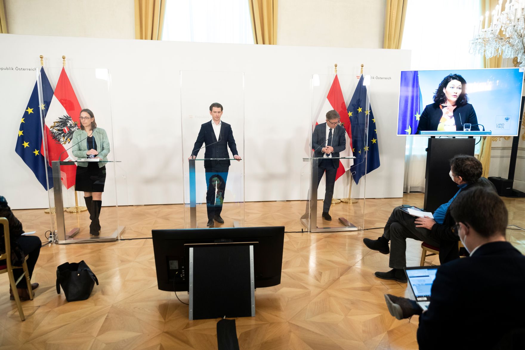Im Bild (v.r.n.l.) Maria Paulke-Korinek, Leiterin Impfabteilung im Gesundheitsministerium und Mitglied des Nationalen Impfgremiums, Bundeskanzler Sebastian Kurz, Bundesminister Rudolf Anschober und Landeshauptmann-Stellvertreterin Ingrid Felipe beim Pressefoyer nach dem Ministerrat am 3. M&auml;rz 2021.