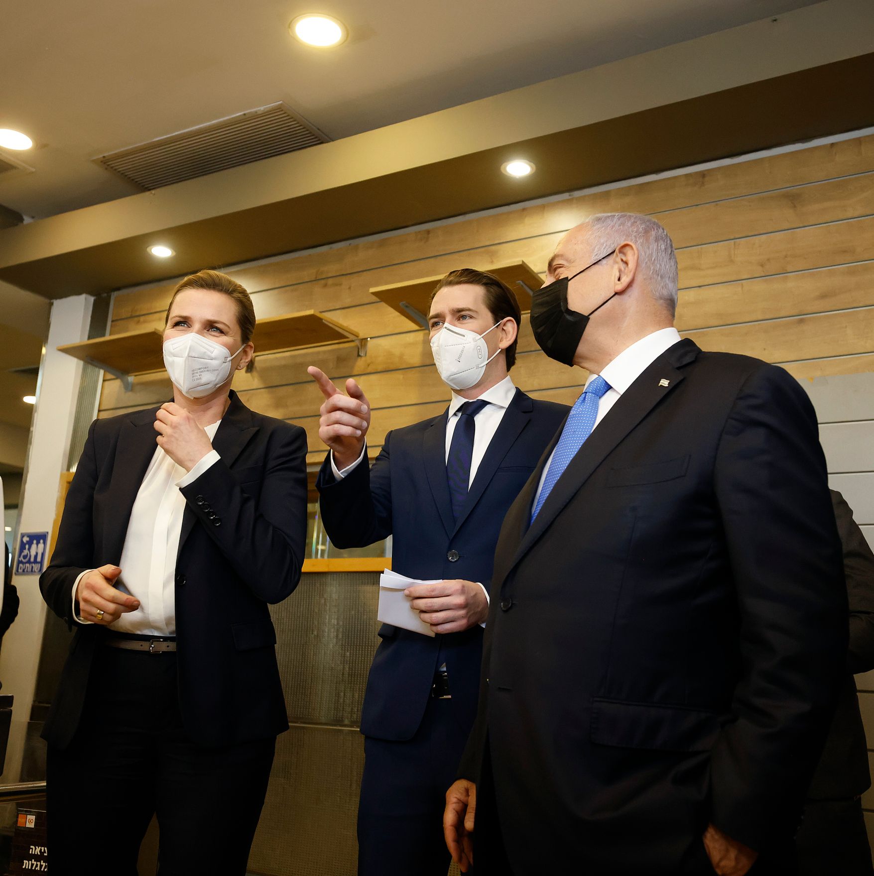 Am 4. M&auml;rz 2021 traf Bundeskanzler Sebastian Kurz (m.) im Rahmen seines Arbeitsbesuch in Israel den Premierminister Benjamin Netanjahu (r.). Im Bild mit der d&auml;nischen Premierministerin Mette Frederiksen (l.).