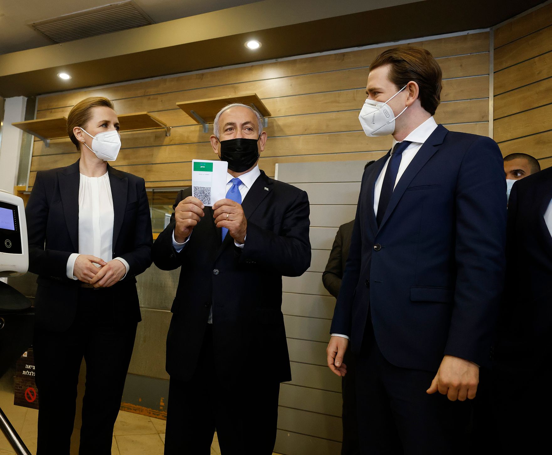 Am 4. M&auml;rz 2021 traf Bundeskanzler Sebastian Kurz (r.) im Rahmen seines Arbeitsbesuch in Israel den Premierminister von Israel Benjamin Netanjahu (m.). Im Bild mit der d&auml;nischen Premierministerin Mette Frederiksen (l.).