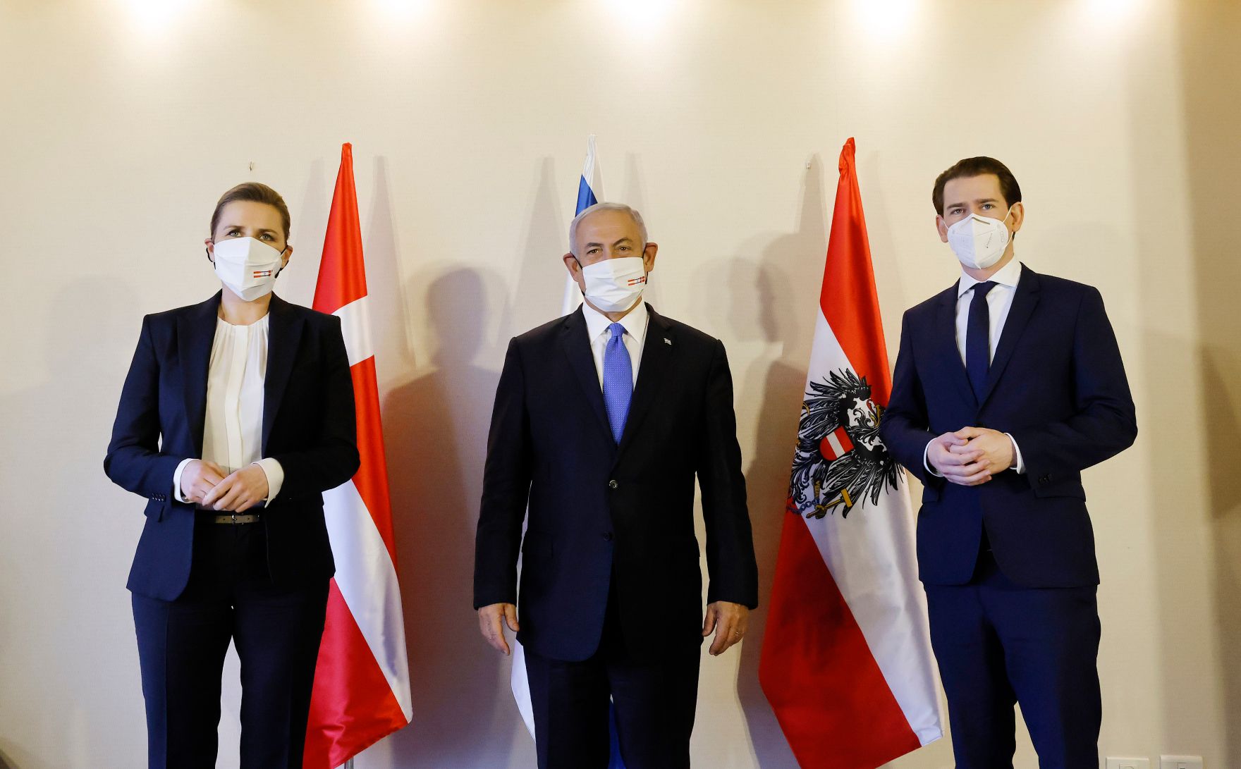 Am 4. M&auml;rz 2021 traf Bundeskanzler Sebastian Kurz (r.) im Rahmen seines Arbeitsbesuch in Israel den Premierminister von Israel Benjamin Netanjahu (m.). Im Bild mit der d&auml;nischen Premierministerin Mette Frederiksen (l.).