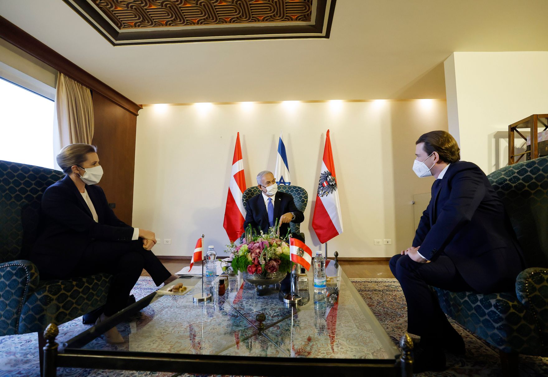 Am 4. M&auml;rz 2021 traf Bundeskanzler Sebastian Kurz (r.) im Rahmen seines Arbeitsbesuch in Israel den Premierminister von Israel Benjamin Netanjahu (m.). Im Bild mit der d&auml;nischen Premierministerin Mette Frederiksen (l.).