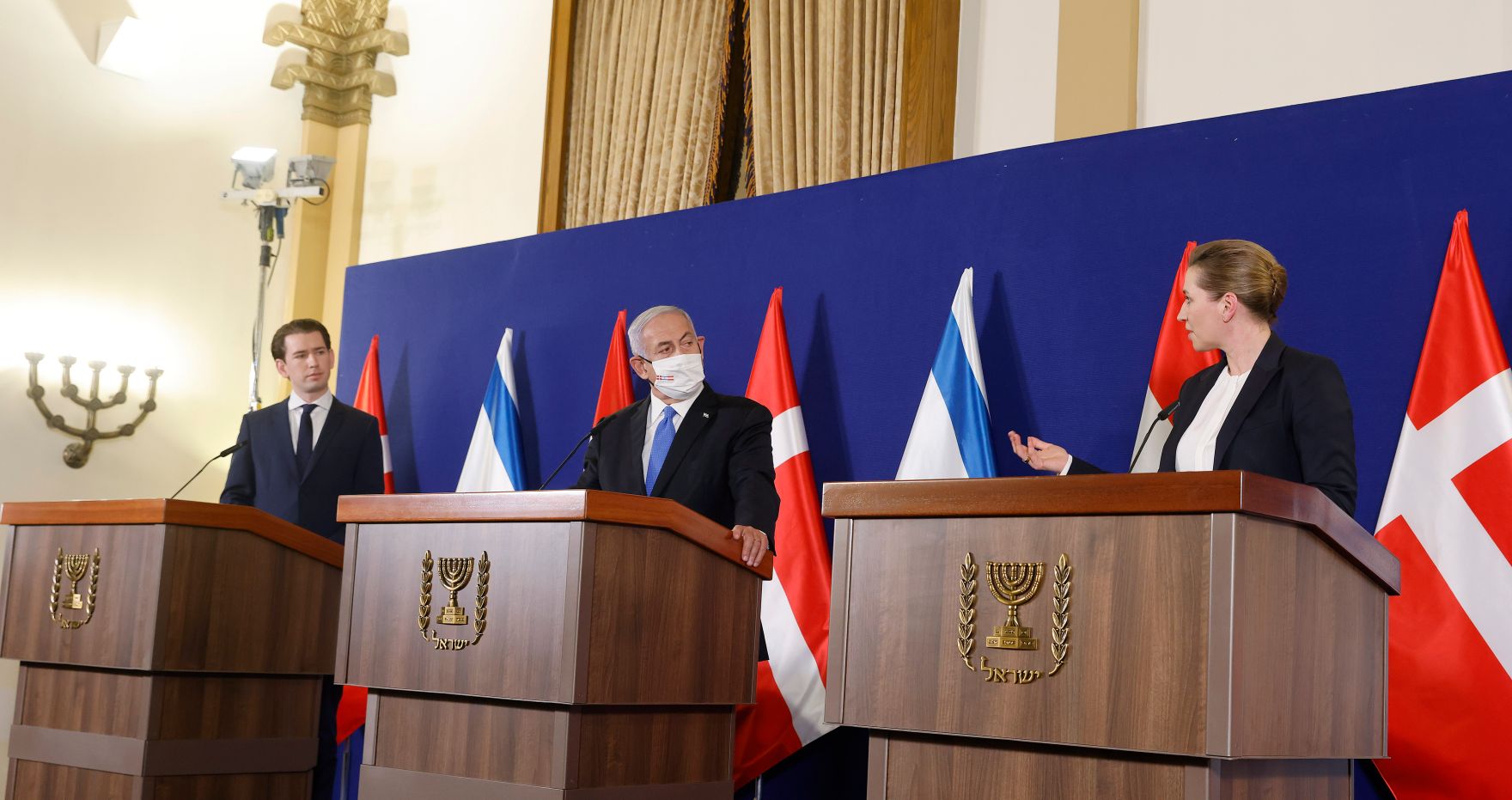 Am 4. M&auml;rz 2021 traf Bundeskanzler Sebastian Kurz (l.) im Rahmen seines Arbeitsbesuch in Israel den Premierminister von Israel Benjamin Netanjahu (m.). Im Bild mit der d&auml;nischen Premierministerin Mette Frederiksen (r.).
