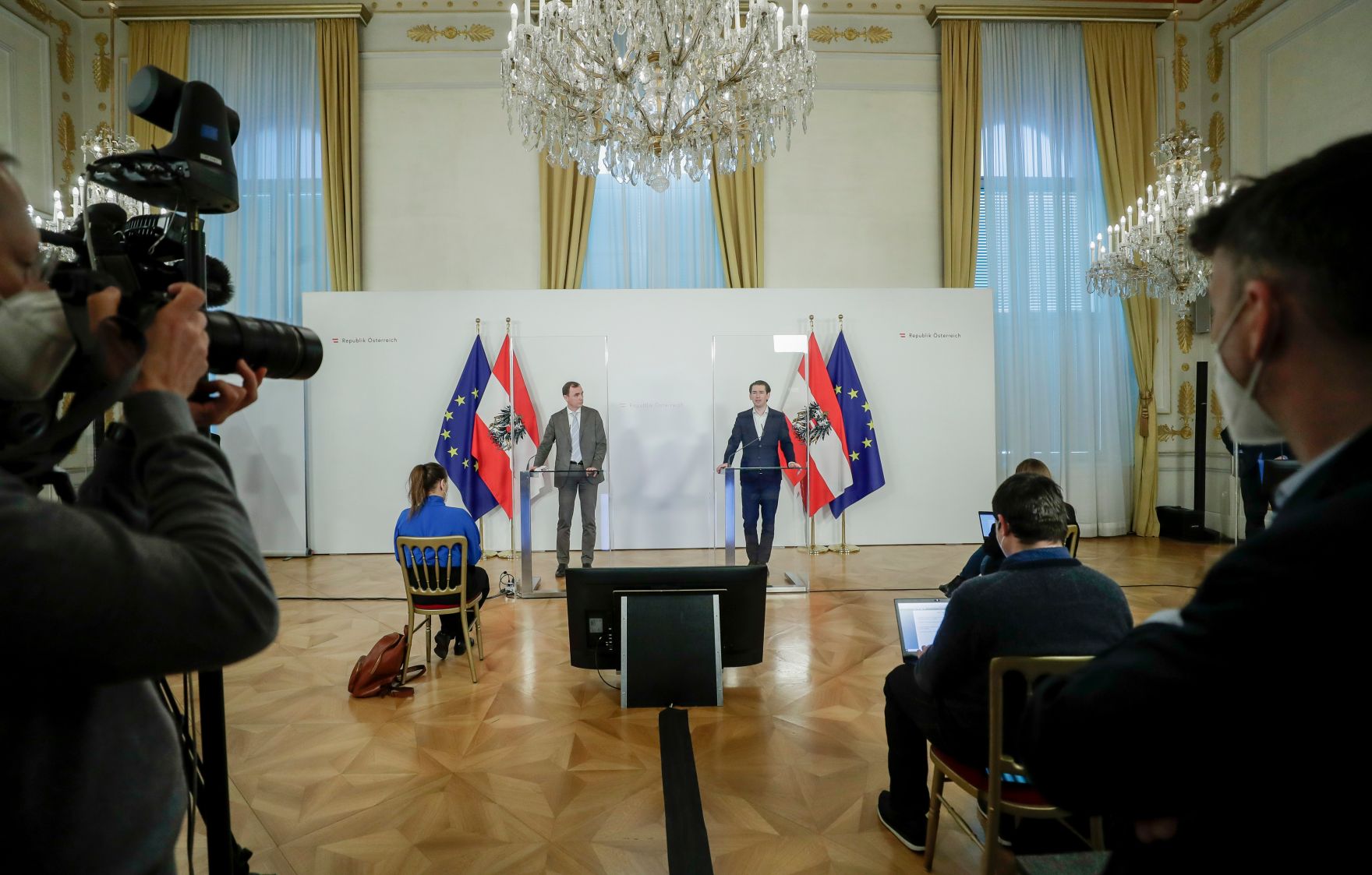 Am 5. M&auml;rz 2021 fand eine Pressekonferenz zum Thema &bdquo;Update zur Impfstoffproduktion in &Ouml;sterreich&ldquo; statt. Im Bild Bundeskanzler Sebastian Kurz (r.) und Dietmar Katinger (l.), Gesch&auml;ftsf&uuml;hrer der Polymun Scientific Immunbiologische Forschung GmbH.