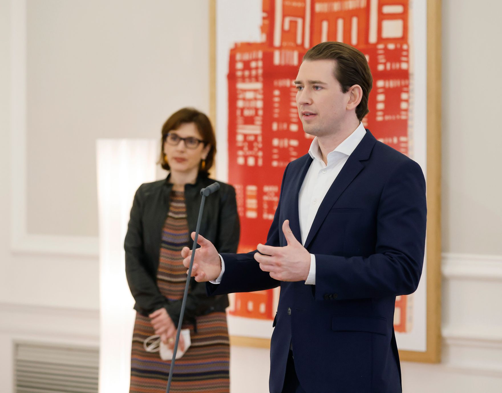 Am 5. M&auml;rz 2021 nahm Bundeskanzler Sebastian Kurz (r.) gemeinsam mit Ursula Wiedermann-Schmidt (l.), Leiterin des Instituts f&uuml;r Spezifische Prophylaxe und Tropenmedizin der MedUni Wien an einer Videokonferenz mit den Landeshauptleuten teil. Im Bild beim Pressestatement nach der Videokonferenz.