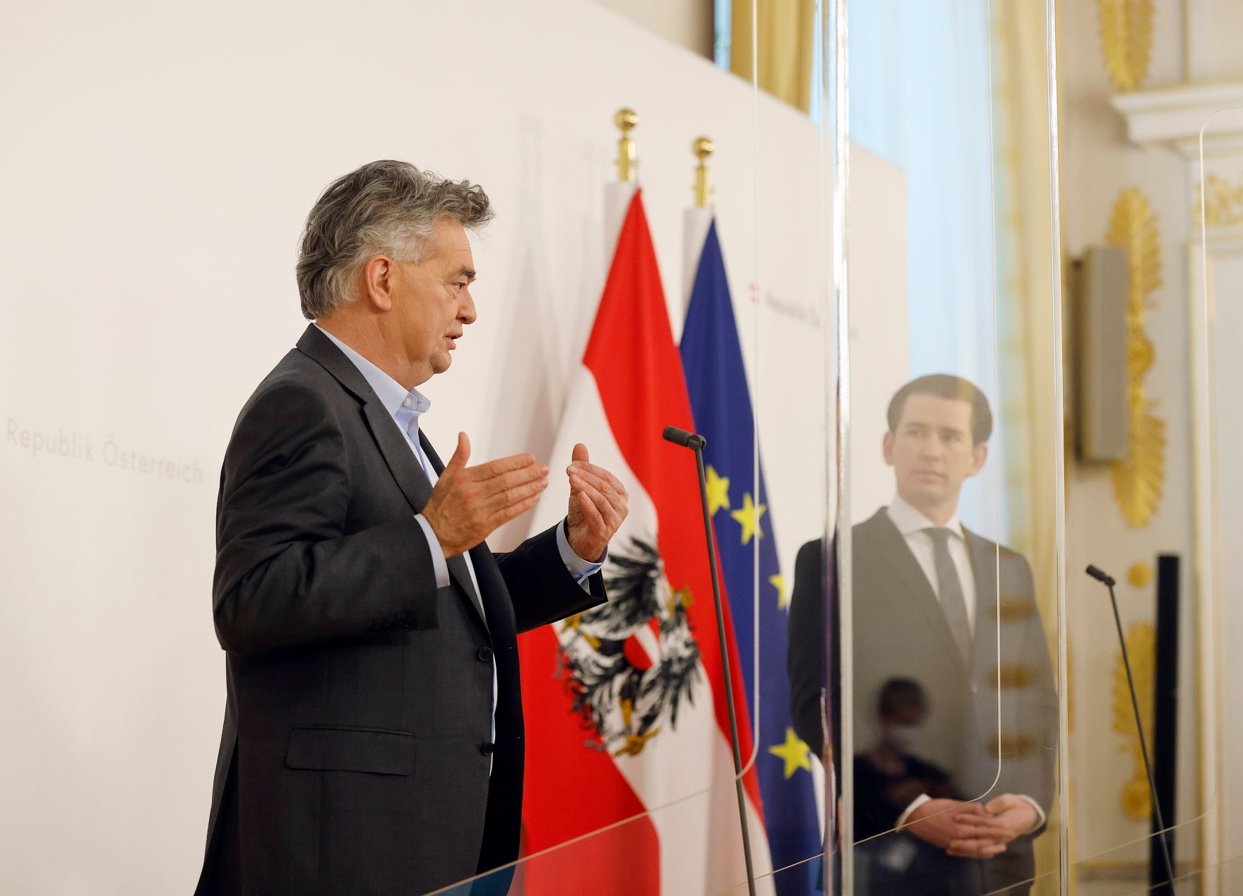 Am 14. April 2021 gab Bundeskanzler Sebastian Kurz (r.) gemeinsam mit Vizekanzler Werner Kogler (l.) eine Pressekonferenz zum Corona Impfstoff.