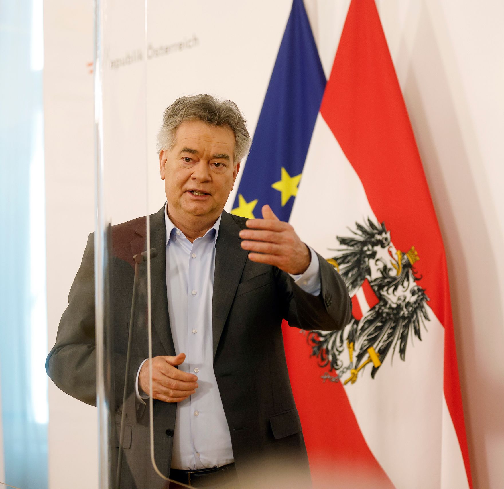 Am 14. April 2021 gab Bundeskanzler Sebastian Kurz gemeinsam mit Vizekanzler Werner Kogler (im Bild) eine Pressekonferenz zum Corona Impfstoff.