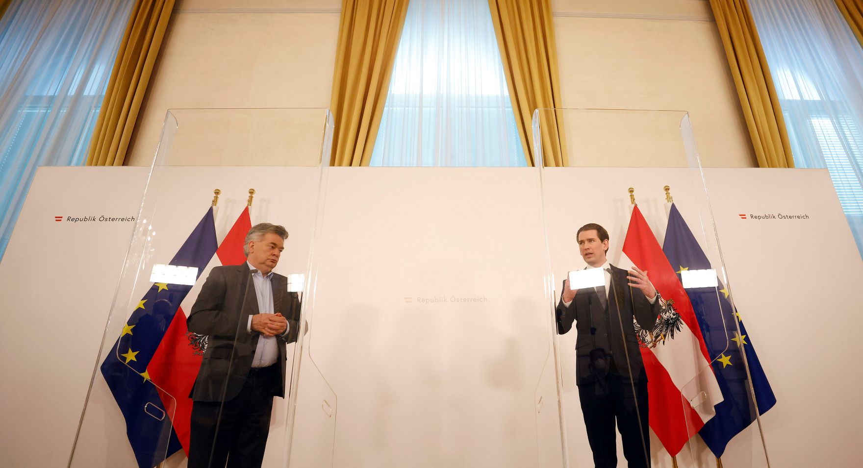 Am 14. April 2021 gab Bundeskanzler Sebastian Kurz (r.) gemeinsam mit Vizekanzler Werner Kogler (l.) eine Pressekonferenz zum Corona Impfstoff.