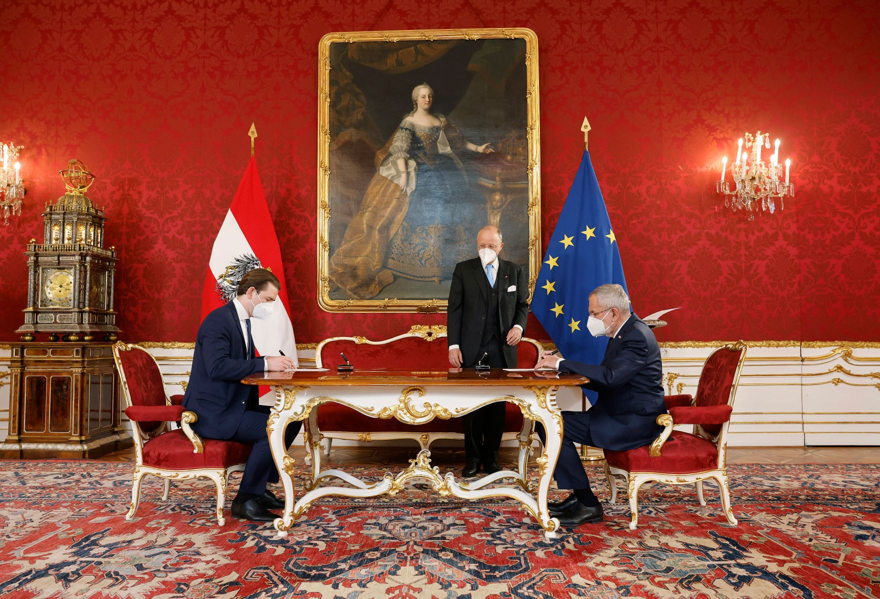 Am 19. April 2021 wurde Wolfgang M&uuml;ckstein (l.) von Bundespr&auml;sident Alexander Van der Bellen (r.) als Bundesminister f&uuml;r Gesundheit und Soziales angelobt.