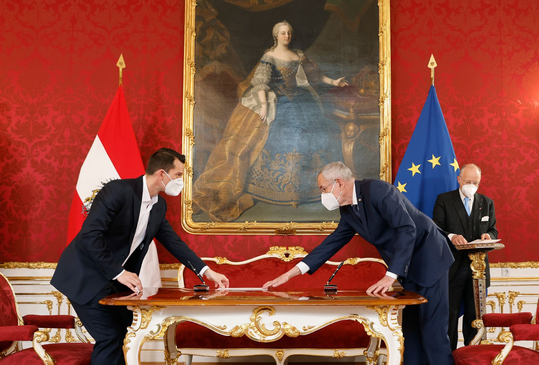Am 19. April 2021 wurde Wolfgang M&uuml;ckstein (l.) von Bundespr&auml;sident Alexander Van der Bellen (r.) als Bundesminister f&uuml;r Gesundheit und Soziales angelobt.