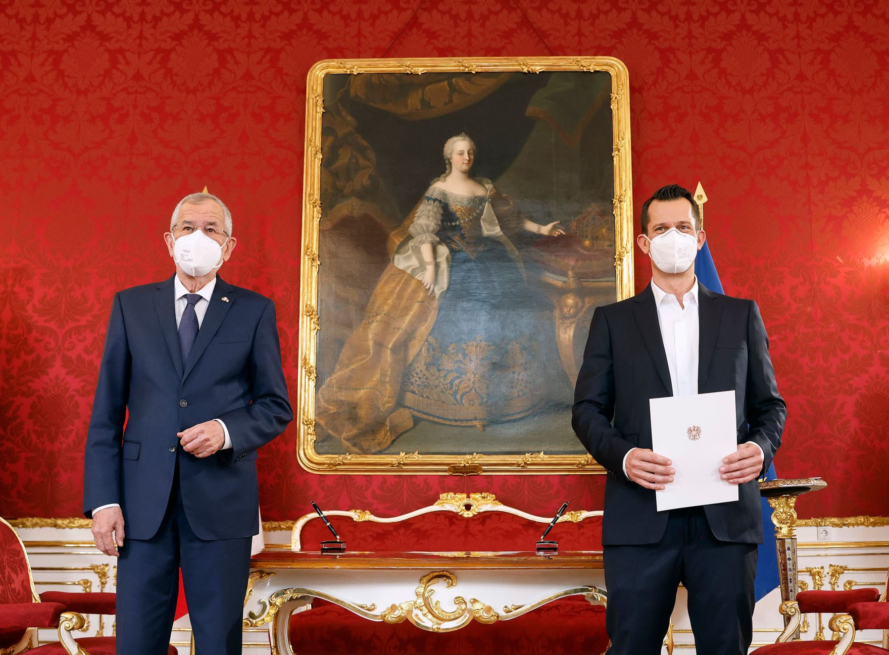 Am 19. April 2021 wurde Wolfgang M&uuml;ckstein (r.) von Bundespr&auml;sident Alexander Van der Bellen (l.) als Bundesminister f&uuml;r Gesundheit und Soziales angelobt.