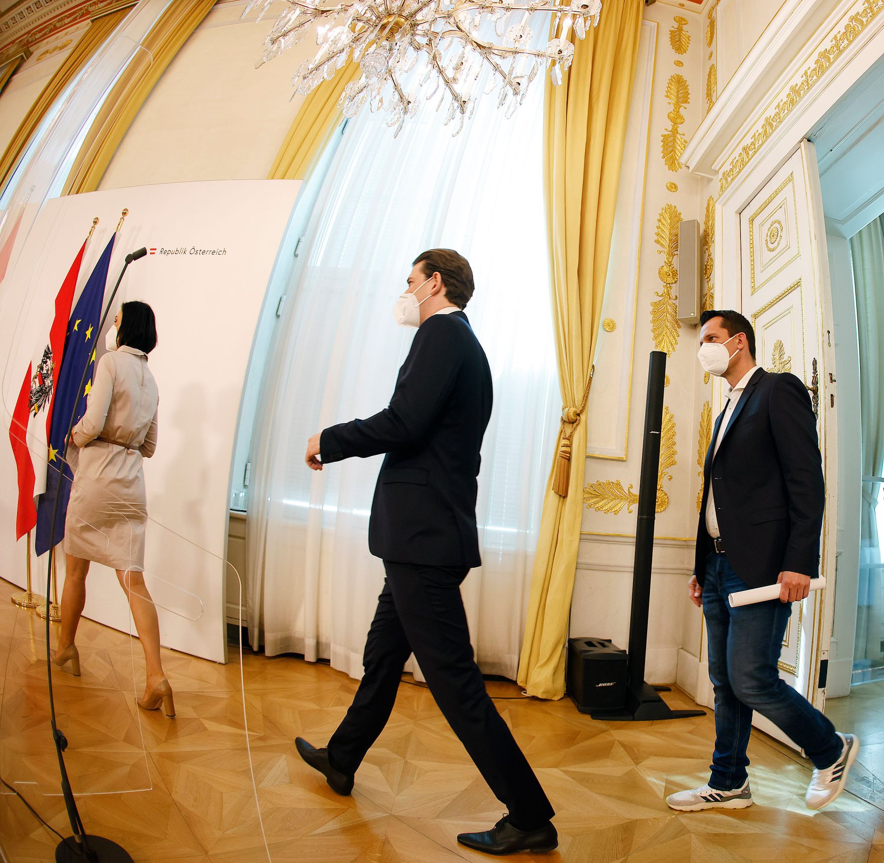Im Bild (v.l.n.r.) Bundesministerin Elisabeth K&ouml;stinger, Bundeskanzler Sebastian Kurz und Bundesminister Wolfgang M&uuml;ckstein beim Doorstep vor dem Ministerrat am 5. Mai 2021.