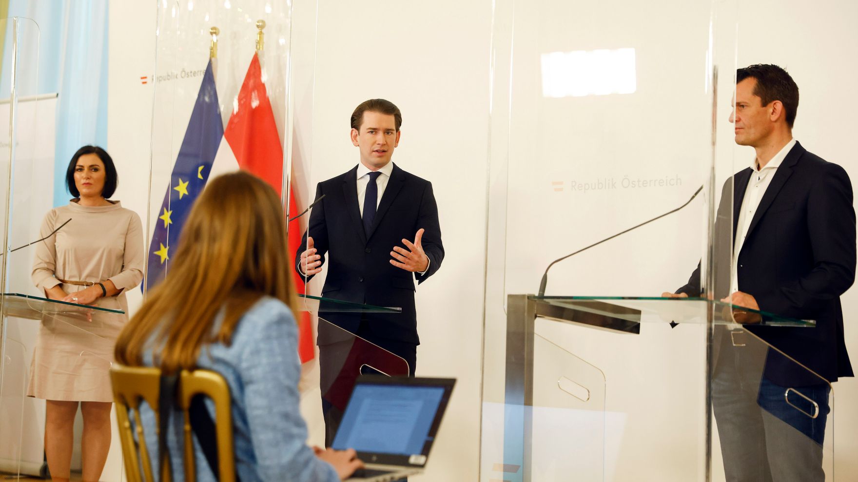 Im Bild (v.l.n.r.) Bundesministerin Elisabeth K&ouml;stinger, Bundeskanzler Sebastian Kurz und Bundesminister Wolfgang M&uuml;ckstein beim Doorstep vor dem Ministerrat am 5. Mai 2021.