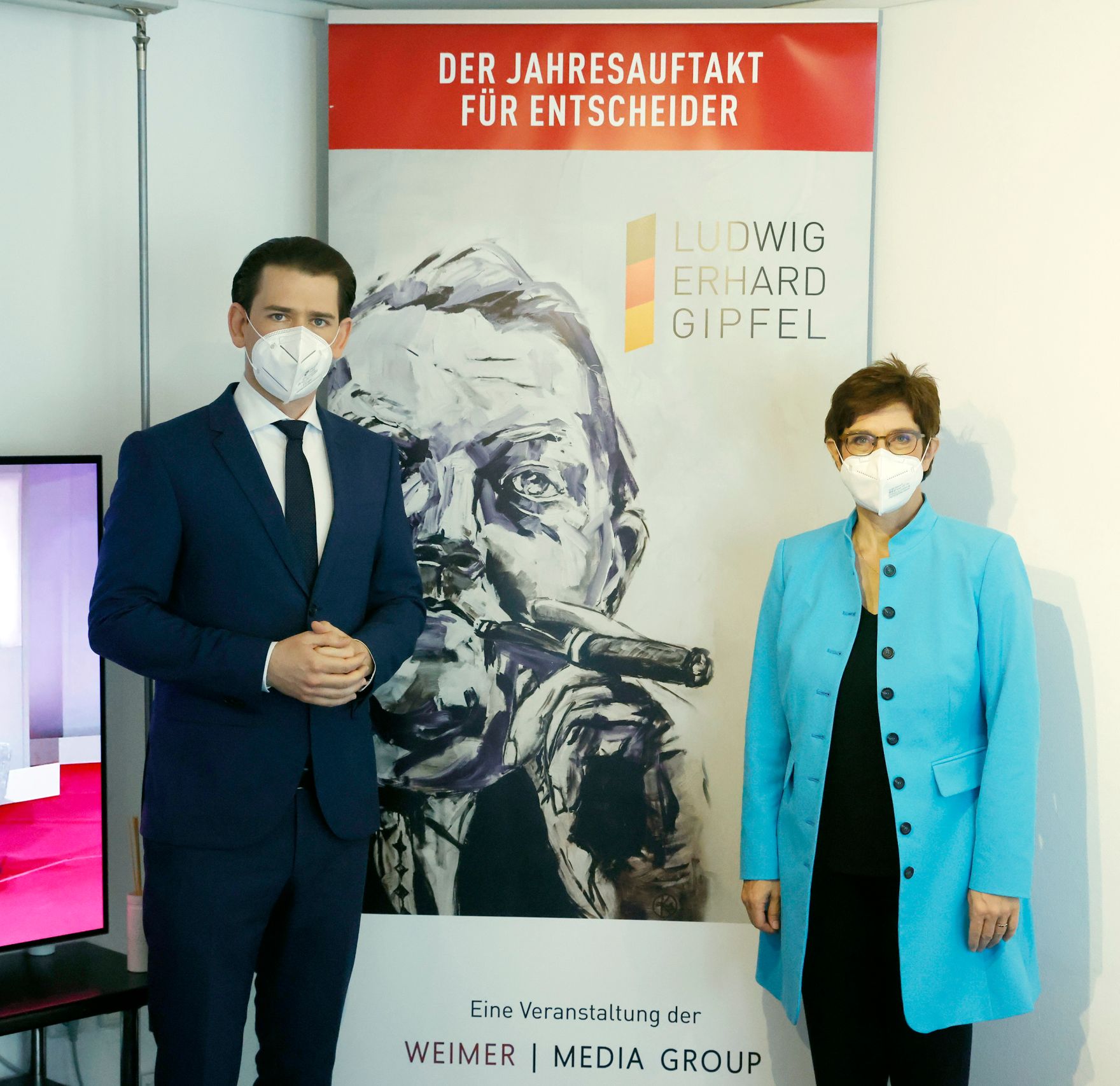 Am 11. Mai 2021 fand in den Bavaria Filmstudios M&uuml;nchen die Verleihung des &bdquo;Freiheitspreises der Medien&ldquo; im Rahmen des Ludwig-Erhard-Gipfels statt. Im Bild Bundeskanzler Sebastian Kurz (l.) mit der Bundesverteidigungsministerin Annegret Kramp-Karrenbauer (r.).