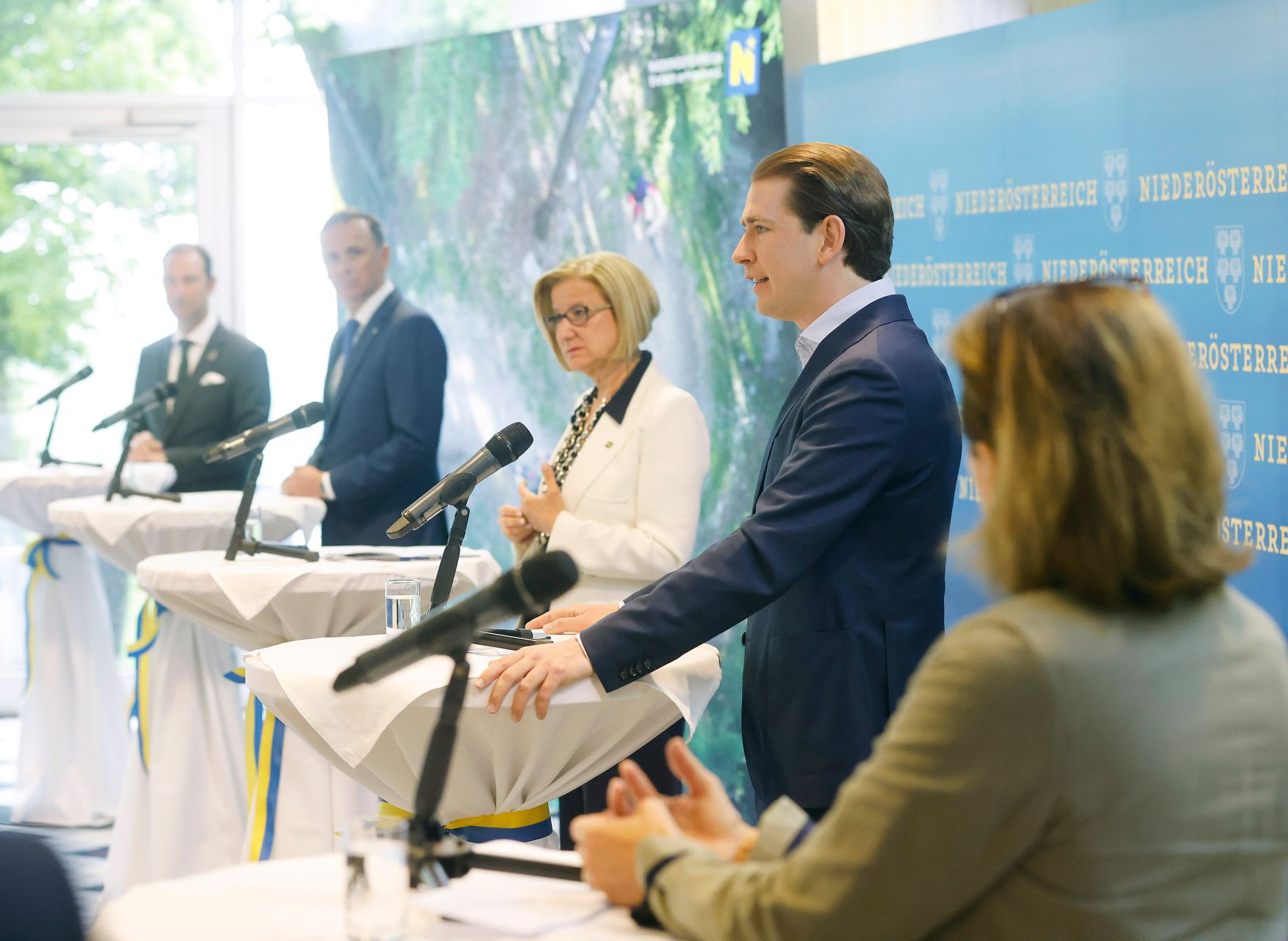 Am 17. Mai 2021 nahm Bundeskanzler Sebastian Kurz an der Pressekonferenz "Gastgeber f&uuml;r &Ouml;ffnung bereit" zur &Ouml;ffnung der Gastronomie und des Tourismus teil. Im Bild (v.l.n.r.) Mario Pulker, Obmann der Sparte Tourismus und Freizeitwirtschaft der WKO, Jochen Danninger, Landesrat f&uuml;r Wirtschaft, Tourismus und Sport, Landeshauptfrau Johanna Mikl-Leitner, Bundeskanzler Sebastian Kurz und Susanne Kraus-Winkler, Obfrau der Fachgruppe Hotellerie der WKO.