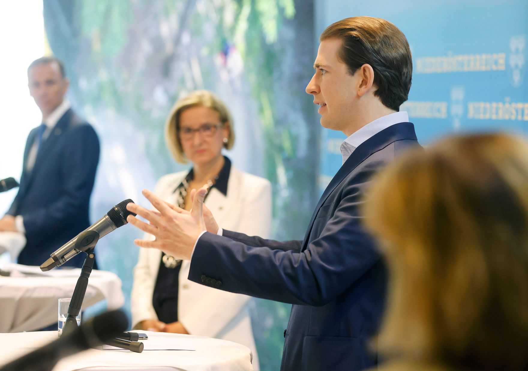Am 17. Mai 2021 nahm Bundeskanzler Sebastian Kurz an der Pressekonferenz "Gastgeber f&uuml;r &Ouml;ffnung bereit" zur &Ouml;ffnung der Gastronomie und des Tourismus teil. Im Bild (v.l.n.r.) Jochen Danninger, Landesrat f&uuml;r Wirtschaft, Tourismus und Sport, Landeshauptfrau Johanna Mikl-Leitner, Bundeskanzler Sebastian Kurz und Susanne Kraus-Winkler, Obfrau der Fachgruppe Hotellerie der WKO.