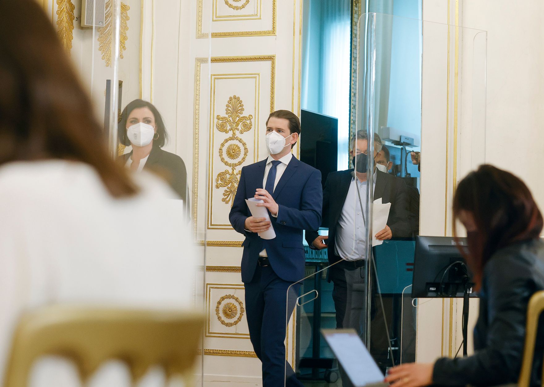 Am 28. Mai 2021 fand im Bundeskanzleramt eine Pressekonferenz im Rahmen des Corona-Gipfels "Aktuelle Lage - Weitere &Ouml;ffnungsschritte" statt. Im Bild (v.l.n.r.) Bundesministerin Elisabeth K&ouml;stinger, Bundeskanzler Sebastian Kurz und Vizekanzler Werner Kogler.