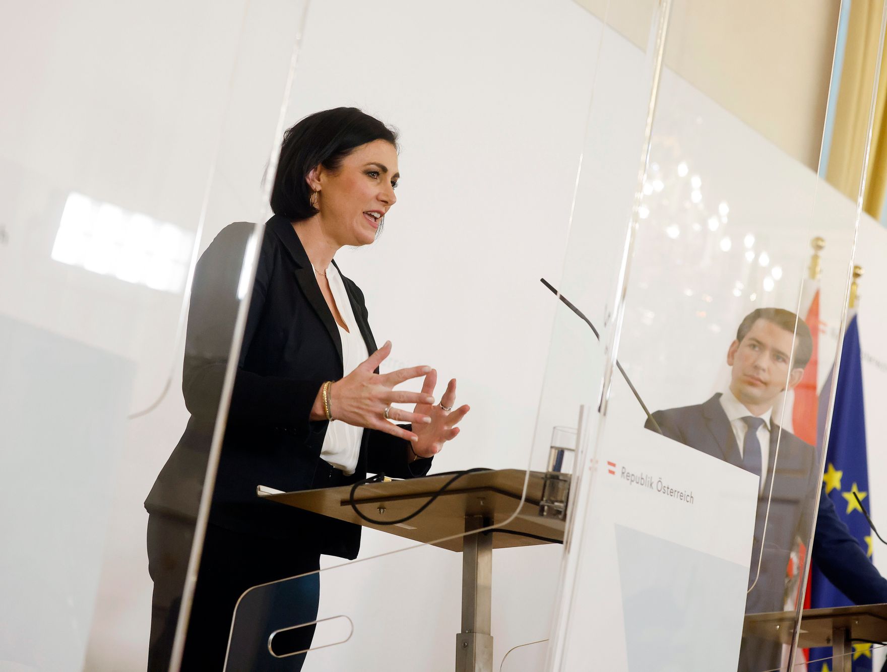 Am 28. Mai 2021 fand im Bundeskanzleramt eine Pressekonferenz im Rahmen des Corona-Gipfels "Aktuelle Lage - Weitere &Ouml;ffnungsschritte" statt. Im Bild Bundeskanzler Sebastian Kurz (r.) und Bundesministerin Elisabeth K&ouml;stinger (l.).