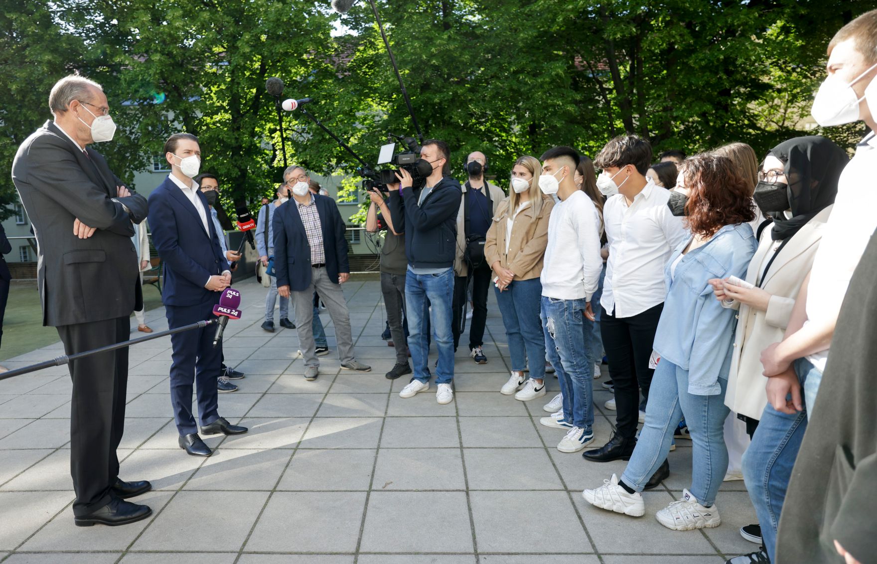 Am 2. Juni 2021 besuchte Bundeskanzler Sebastian Kurz (2.v.l.) gemeinsam mit Bundesminister Heinz Fa&szlig;mann (l.) das Gymnasium und Realgymnasium Gottschalkgasse 21.
