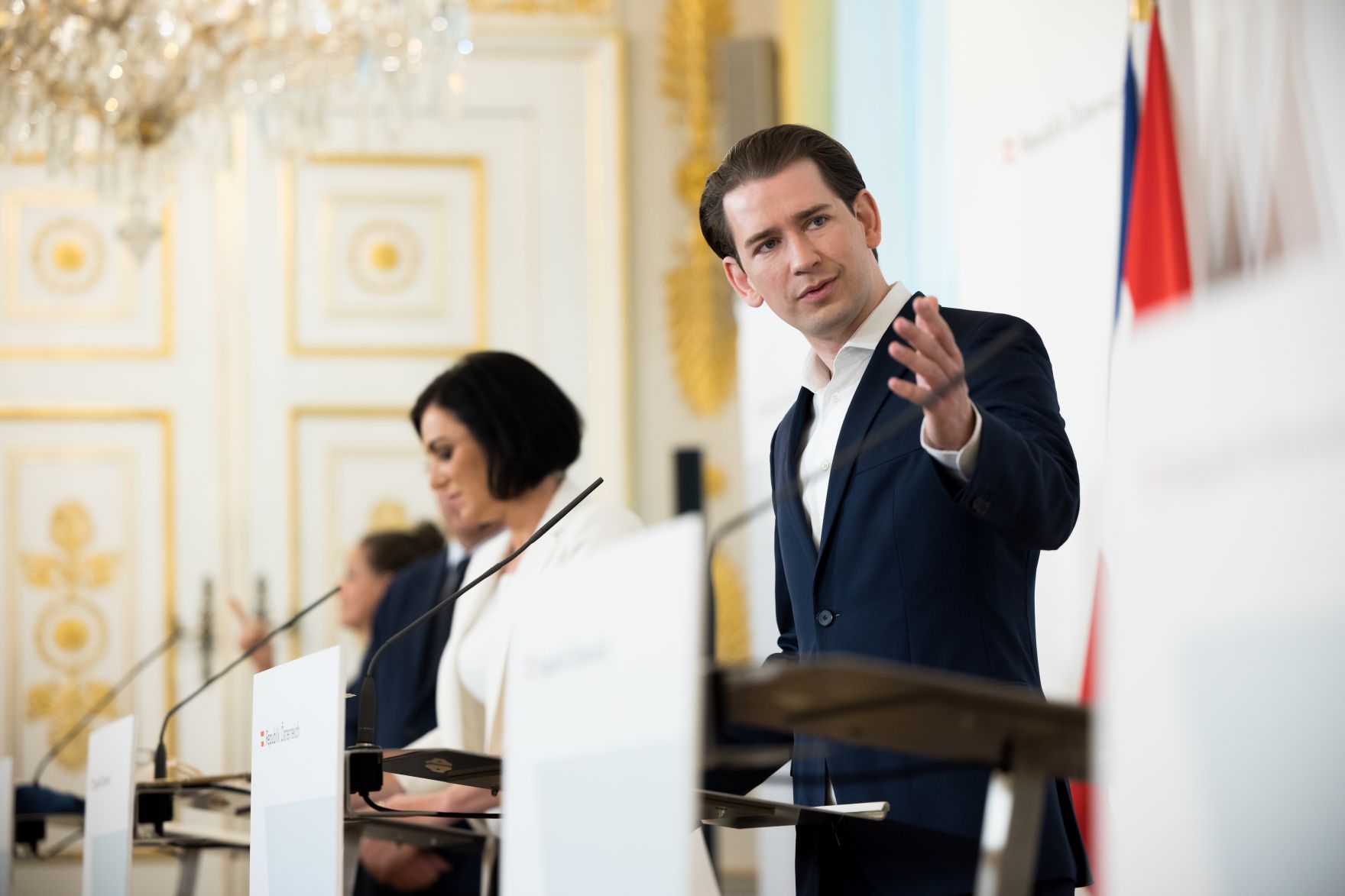 Am 17. Juni 2021 fand im Bundeskanzleramt eine Pressekonferenz zu weiteren &Ouml;ffnungsschritten statt. Im Bild Bundeskanzler Sebastian Kurz (r.) mit Bundesministerin Elisabeth K&ouml;stinger (l.).