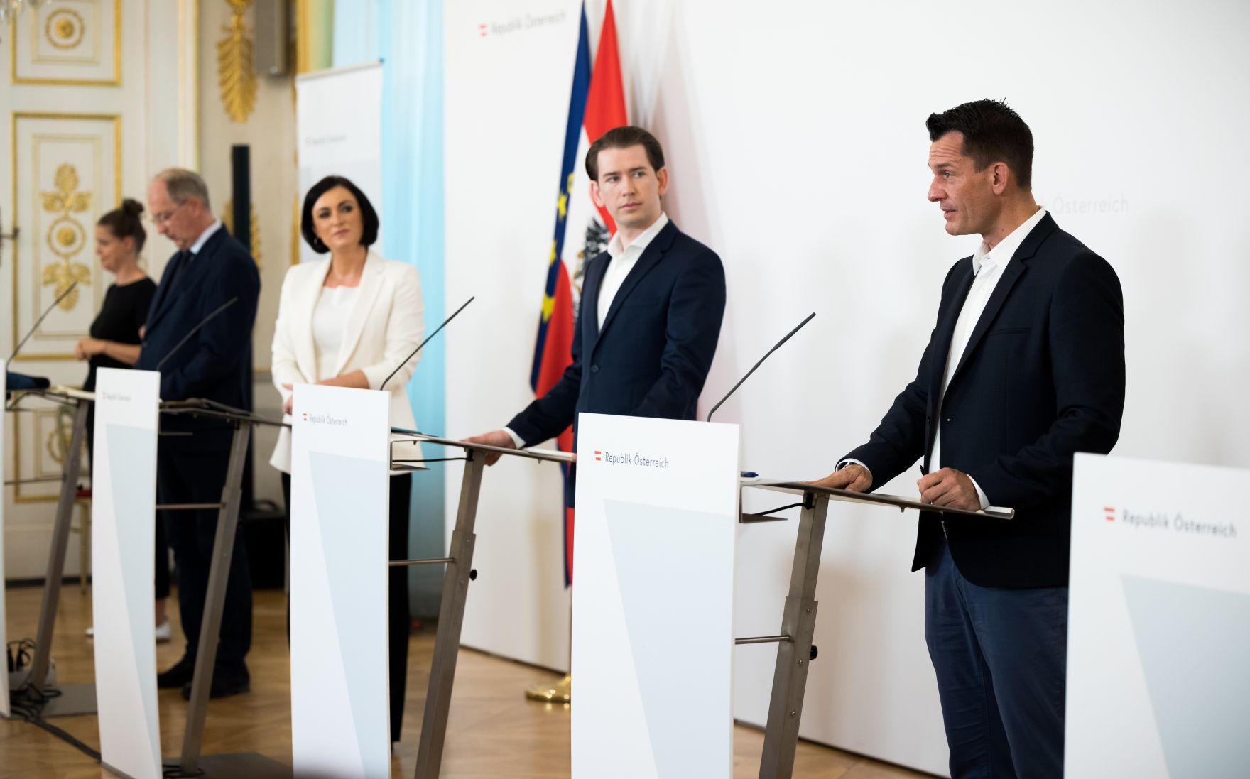 Am 17. Juni 2021 fand im Bundeskanzleramt eine Pressekonferenz zu weiteren &Ouml;ffnungsschritten statt. Im Bild (v.r.n.l.) Bundesminister Wolfgang M&uuml;ckstein, Bundeskanzler Sebastian Kurz, Bundesministerin Elisabeth K&ouml;stinger und Oswald Wagner von der Med Uni Wien.