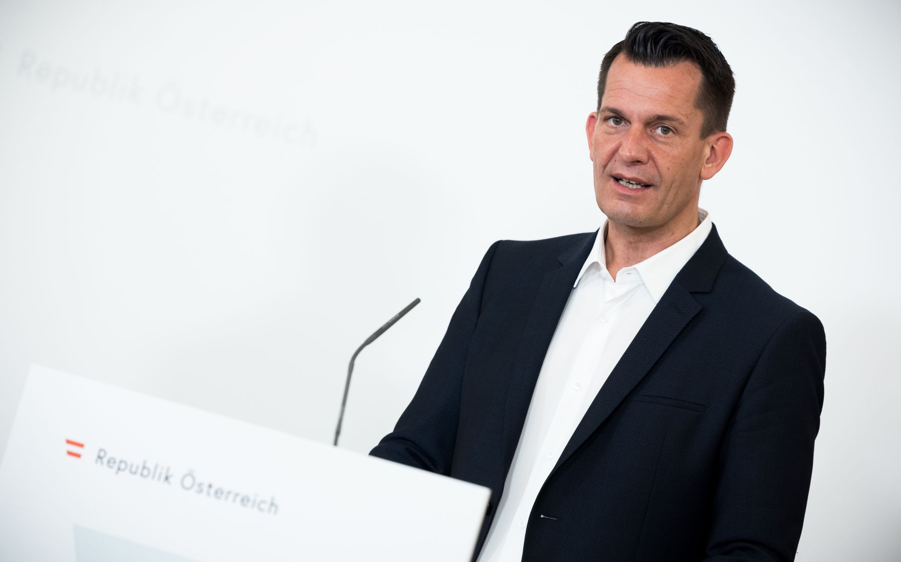 Am 17. Juni 2021 fand im Bundeskanzleramt eine Pressekonferenz zu weiteren &Ouml;ffnungsschritten statt. Im Bild Bundesminister Wolfgang M&uuml;ckstein.