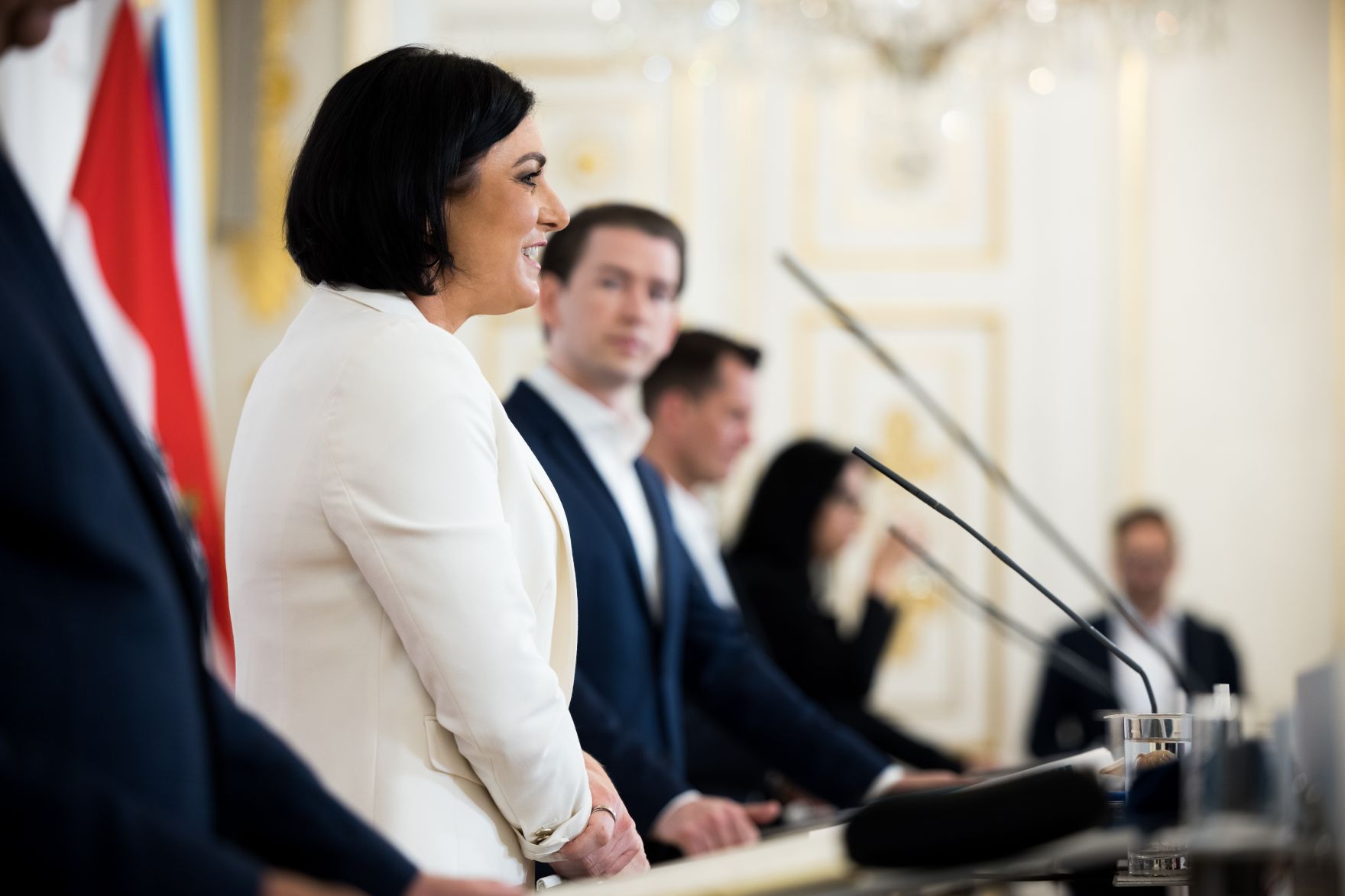 Am 17. Juni 2021 fand im Bundeskanzleramt eine Pressekonferenz zu weiteren &Ouml;ffnungsschritten statt. Im Bild (v.l.n.r.) Bundesministerin Elisabeth K&ouml;stinger, Bundeskanzler Sebastian Kurz, Bundesminister Wolfgang M&uuml;ckstein und Staatssekret&auml;rin Andrea Mayer.