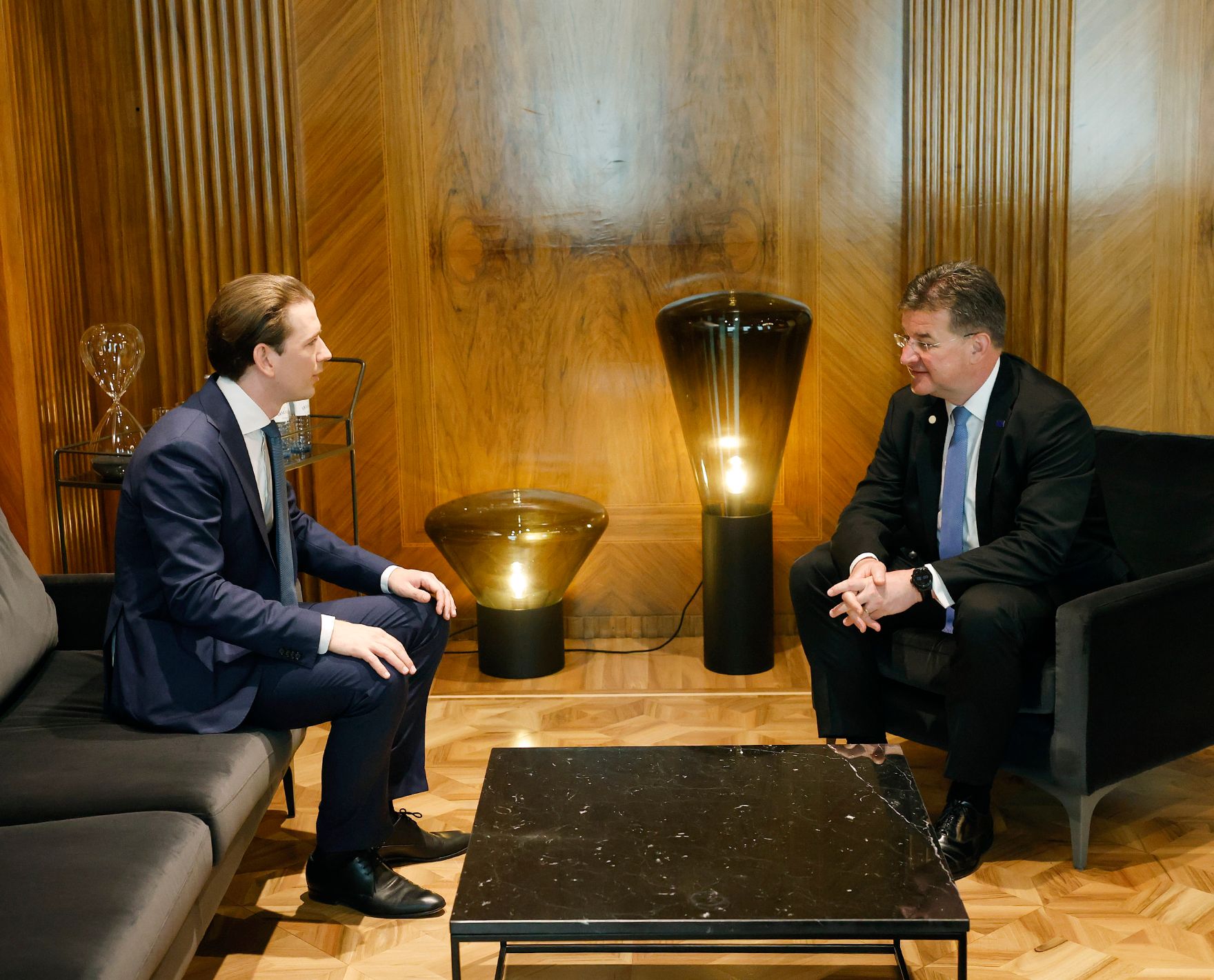Am 18. Juni 2021 empfing Bundeskanzler Sebastian Kurz (l.) die Regierungschefs der Westbalkanstaaten zu einem Gipfeltreffen im Bundeskanzleramt. Im Bild mit Miroslav Lajč&aacute;k (r.), EU-Sonderbeauftragter.