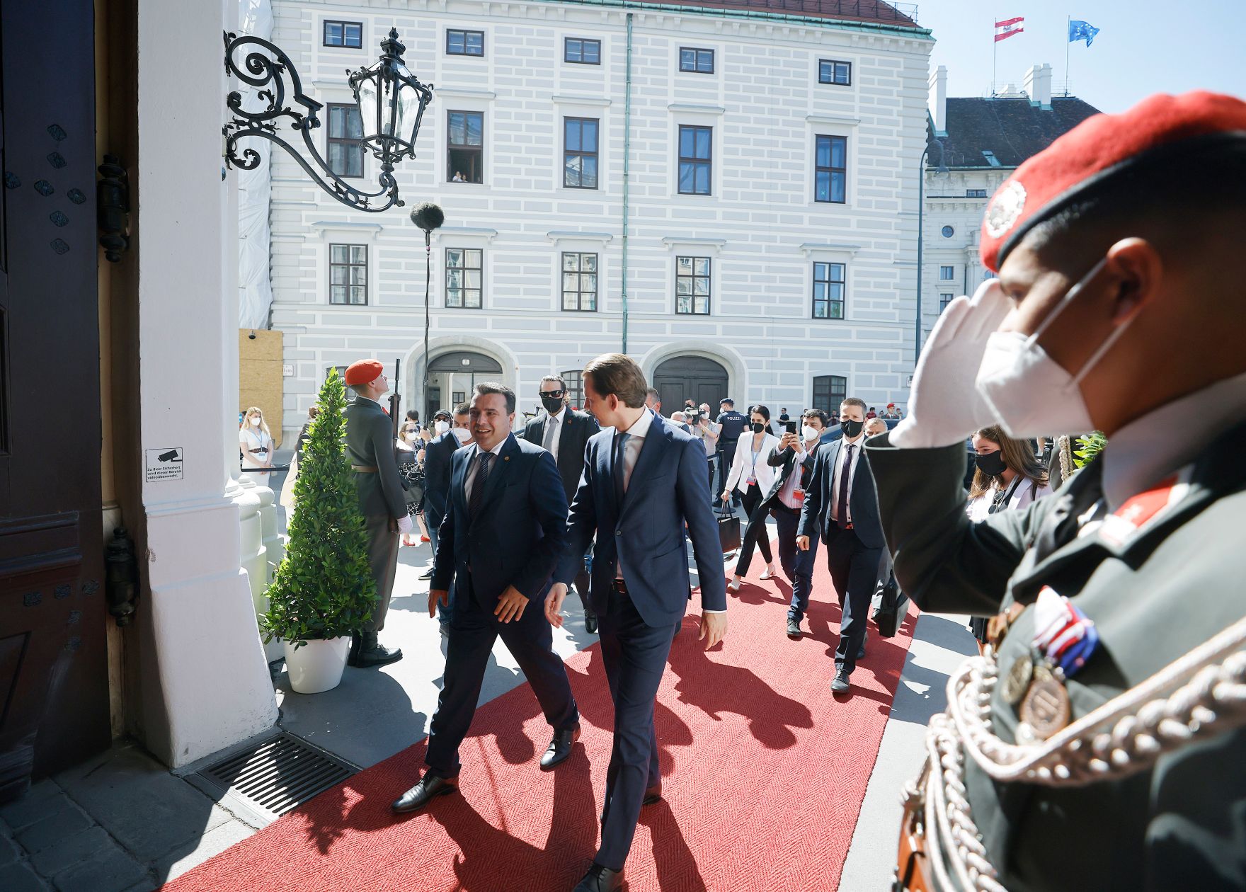 Am 18. Juni 2021 empfing Bundeskanzler Sebastian Kurz (r.) die Regierungschefs der Westbalkanstaaten zu einem Gipfeltreffen im Bundeskanzleramt. Im Bild mit Zoran Zaev (l.), Ministerpr&auml;sident von Mazedonien.