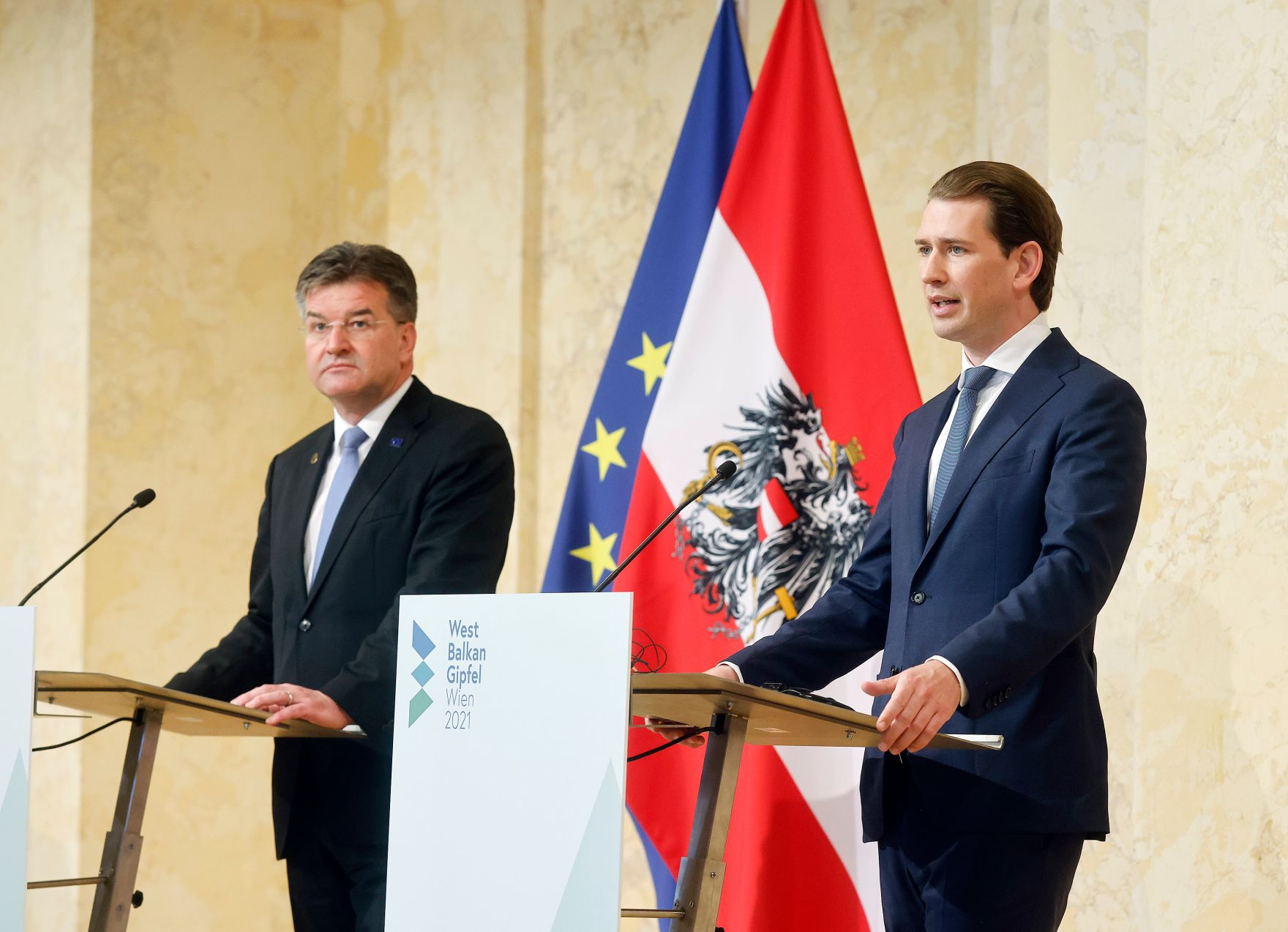Am 18. Juni 2021 empfing Bundeskanzler Sebastian Kurz (r.) die Regierungschefs der Westbalkanstaaten zu einem Gipfeltreffen im Bundeskanzleramt. Im Bild bei der gemeinsamen Pressekonferenz mit dem EU-Sonderbeauftragten Miroslav Lajč&aacute;k (l.).