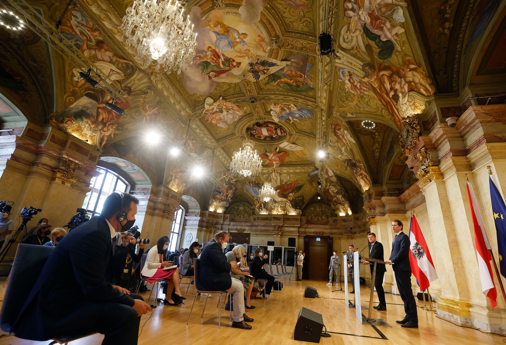 Am 18. Juni 2021 empfing Bundeskanzler Sebastian Kurz (r.) die Regierungschefs der Westbalkanstaaten zu einem Gipfeltreffen im Bundeskanzleramt. Im Bild bei der gemeinsamen Pressekonferenz mit dem EU-Sonderbeauftragten Miroslav Lajč&aacute;k (l.).