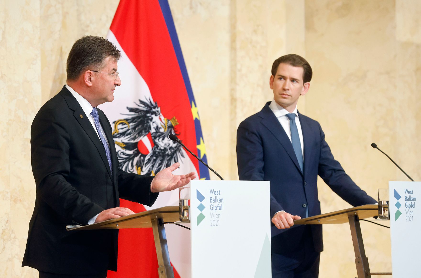 Am 18. Juni 2021 empfing Bundeskanzler Sebastian Kurz (r.) die Regierungschefs der Westbalkanstaaten zu einem Gipfeltreffen im Bundeskanzleramt. Im Bild bei der gemeinsamen Pressekonferenz mit dem EU-Sonderbeauftragten Miroslav Lajč&aacute;k (l.).