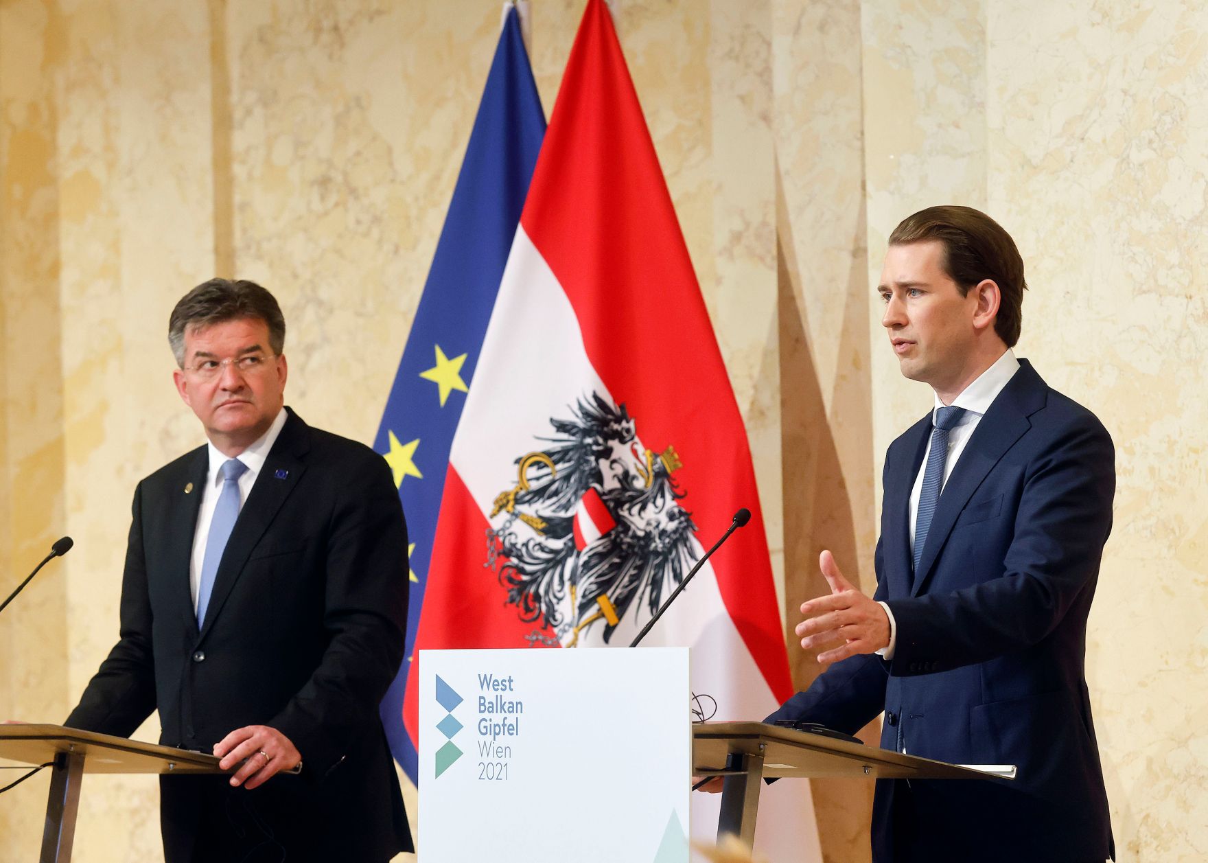 Am 18. Juni 2021 empfing Bundeskanzler Sebastian Kurz (r.) die Regierungschefs der Westbalkanstaaten zu einem Gipfeltreffen im Bundeskanzleramt. Im Bild bei der gemeinsamen Pressekonferenz mit dem EU-Sonderbeauftragten Miroslav Lajč&aacute;k (l.).