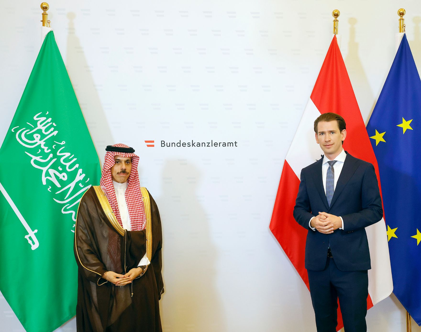Am 21. Juni 2021 empfing Bundeskanzler Sebastian Kurz (r.) den saudischen Au&szlig;enminister Prinz Faisal bin Farhan Al Saud (l.) zu einem Arbeitsgespr&auml;ch.