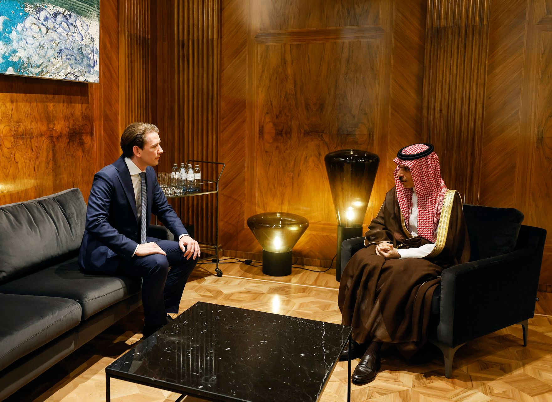 Am 21. Juni 2021 empfing Bundeskanzler Sebastian Kurz (l.) den saudischen Au&szlig;enminister Prinz Faisal bin Farhan Al Saud (r.) zu einem Arbeitsgespr&auml;ch.