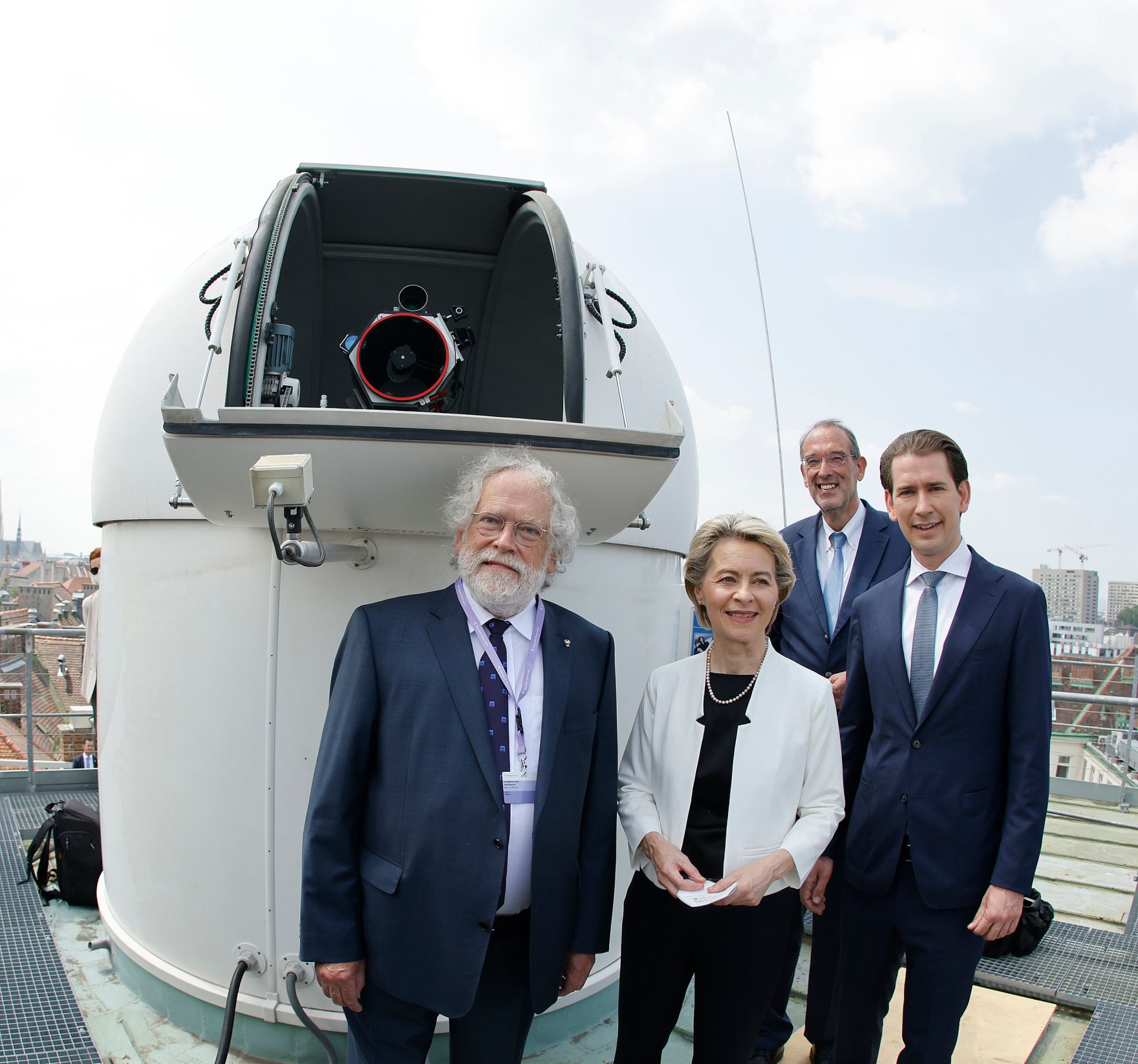 Am 21. Juni 2021 empfing Bundeskanzler Sebastian Kurz (r.) die Pr&auml;sidentin der Europ&auml;ischen Kommission Ursula von der Leyen (2.v.l.). Im Bild mit Bundesminister Heinz Fa&szlig;mann (2.v.r.) und Quantenphysiker Anton Zeilinger (l.) bei einem Besuch des Instituts f&uuml;r Quantenoptik und Quanteninformation Wien.