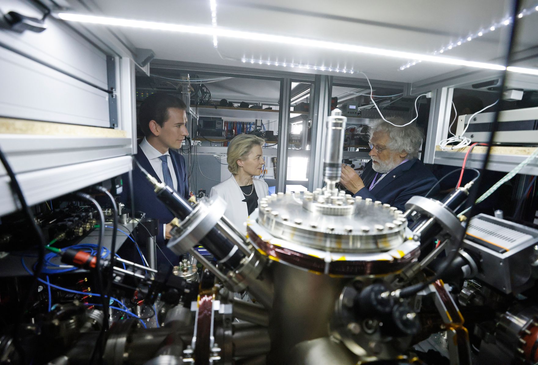 Am 21. Juni 2021 empfing Bundeskanzler Sebastian Kurz (l.) die Pr&auml;sidentin der Europ&auml;ischen Kommission Ursula von der Leyen (m.). Im Bild mit Quantenphysiker Anton Zeilinger (r.) bei einem Besuch des Instituts f&uuml;r Quantenoptik und Quanteninformation Wien.